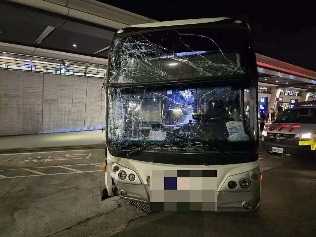 才出發就撞牆!機場巴士凌晨離奇自撞 31人緊急送醫 S__17367160