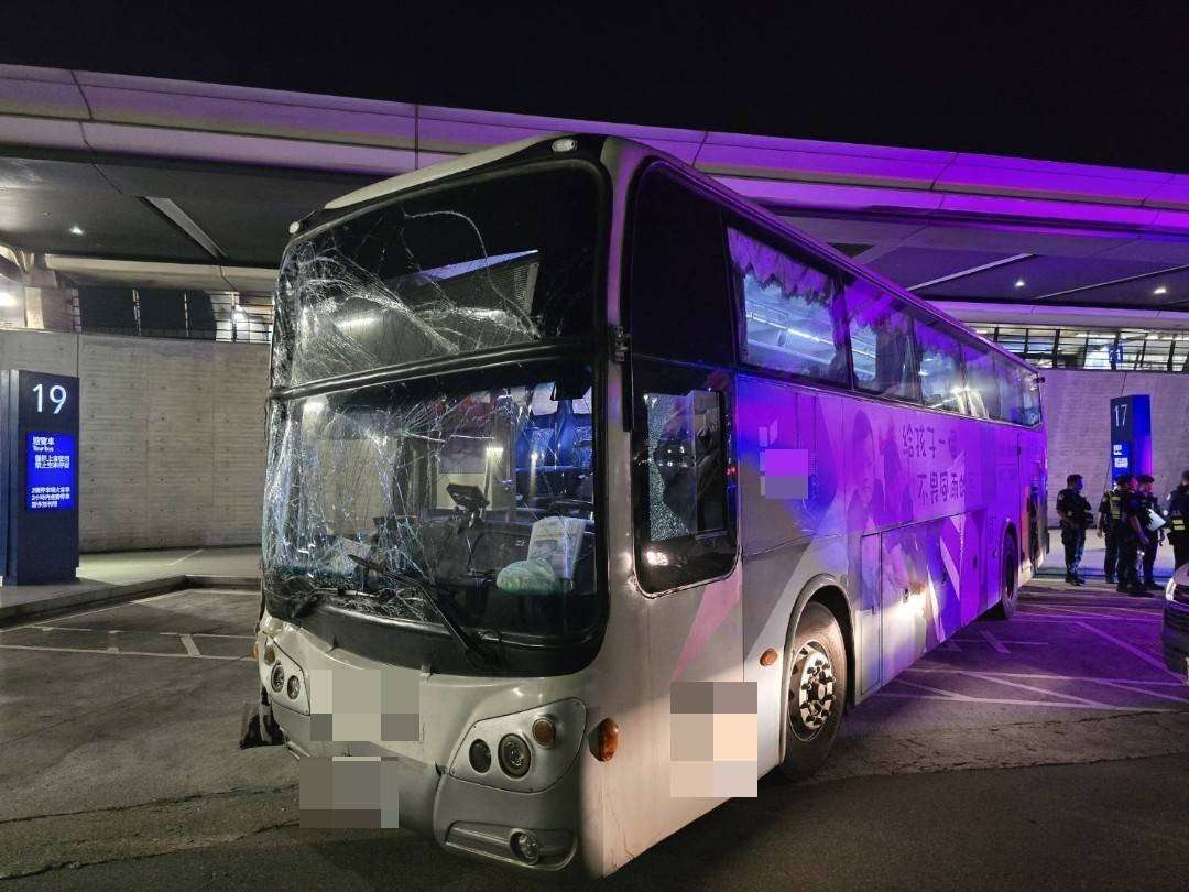 才出發就撞牆!機場巴士凌晨離奇自撞 31人緊急送醫 S__17367160
