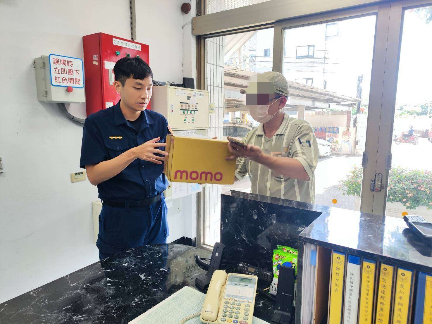 您的包裹正在路上!粗心司機沒關車斗門 大園警民合力找回貨物 S__17367160