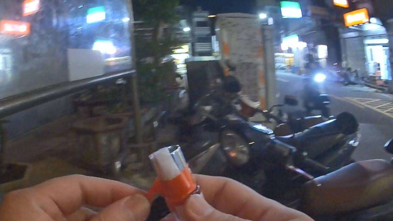 【有片】泰籍移工見警閃躲露餡 芳香劑瓶蓋藏毒當場遭逮 S__17367160