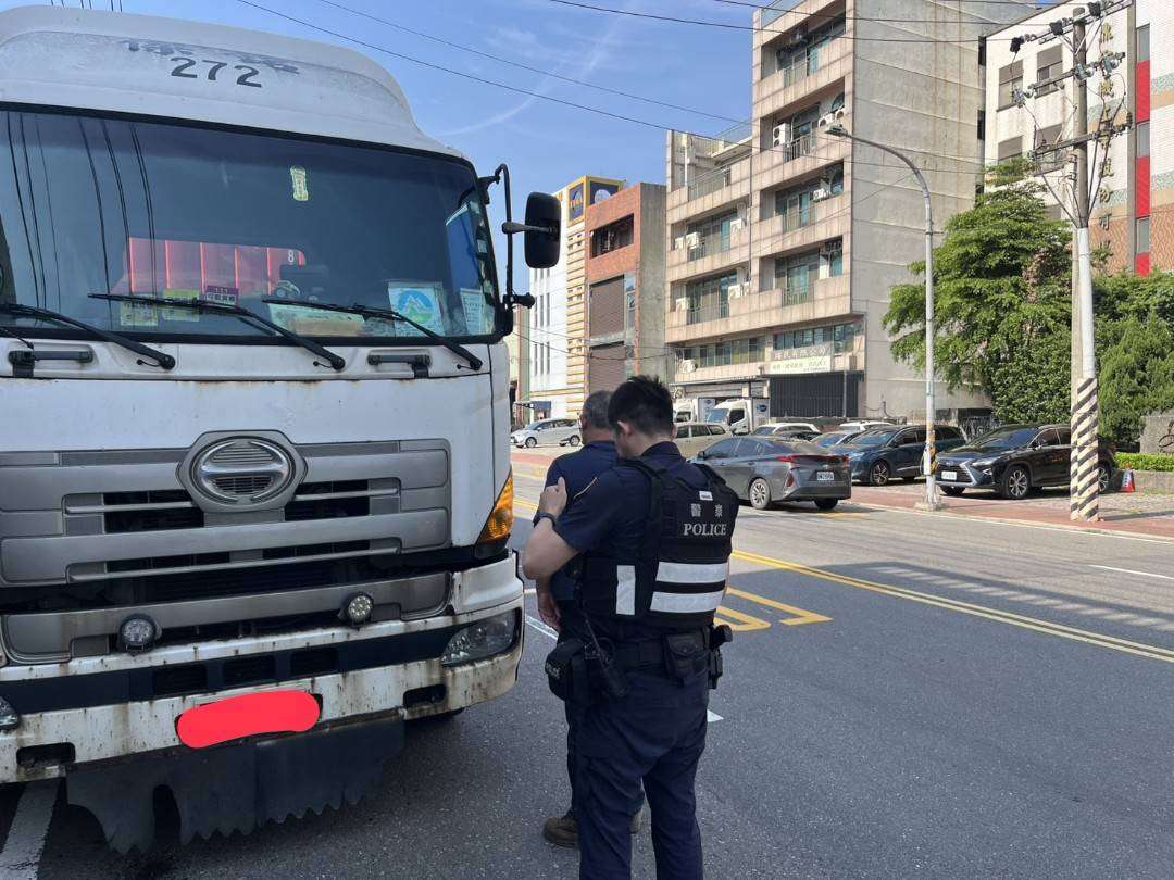 砂石車違規頻傳 桃警聯合稽查防範事故與非法傾倒 S__17367160