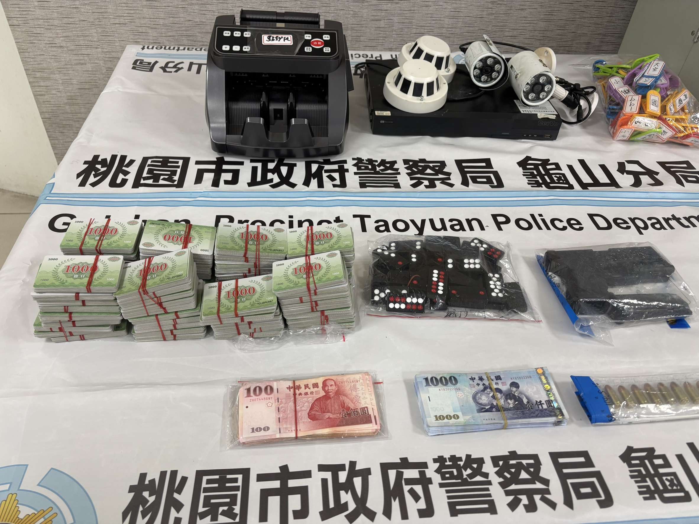 龜山撞球館暗藏天九牌賭場 警喬裝攻堅逮31人扣賭資6萬 S__17367160