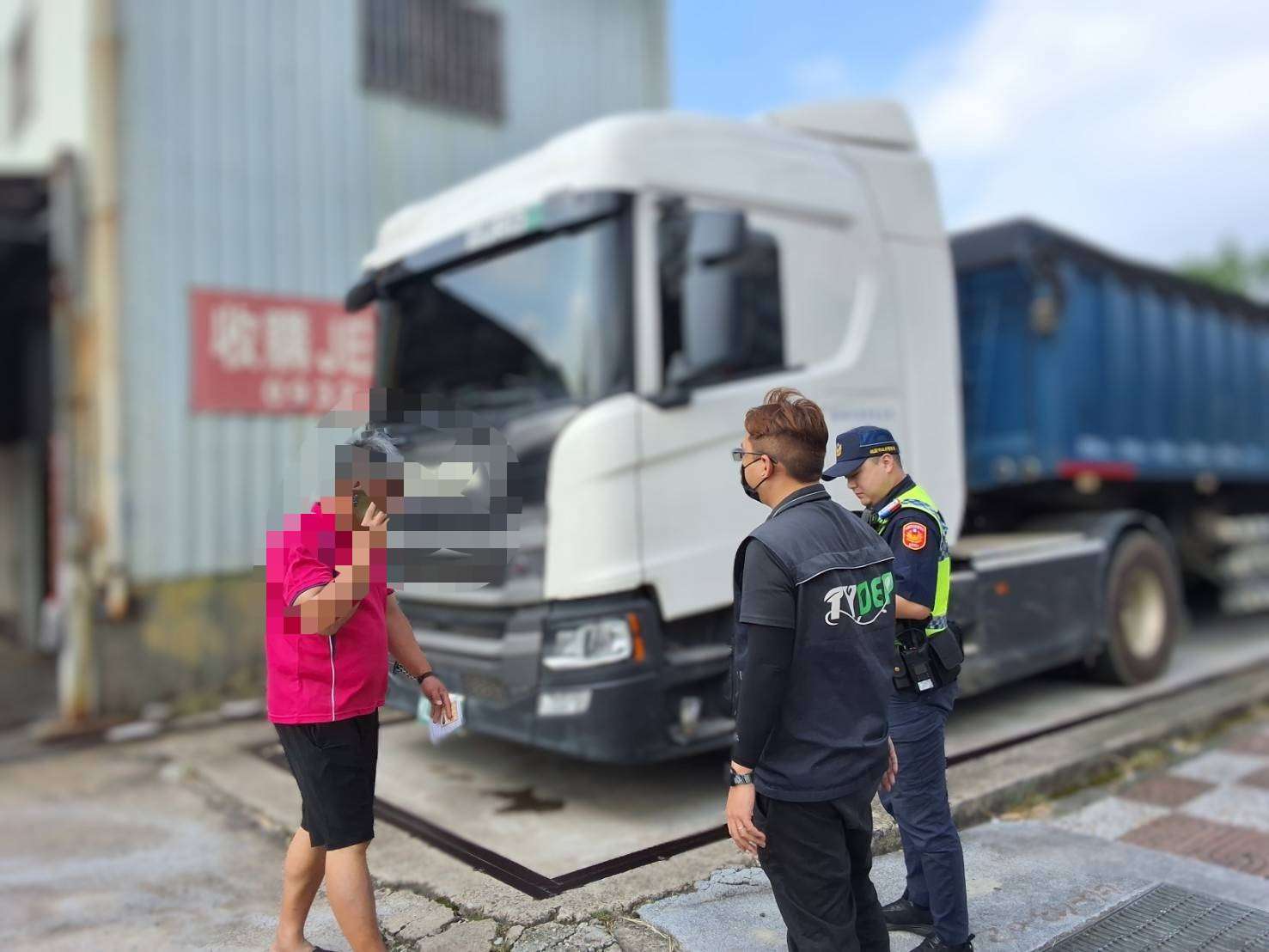 35噸砂石車非法載廢棄物未帶證明 桃市環保局扣車查辦 S__17367160