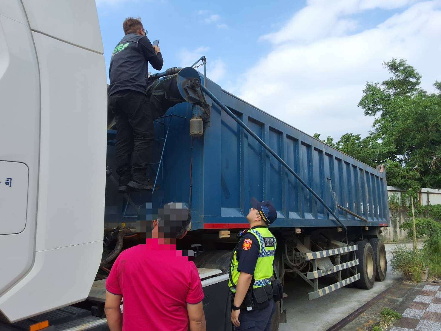 35噸砂石車非法載廢棄物未帶證明 桃市環保局扣車查辦 S__17367160