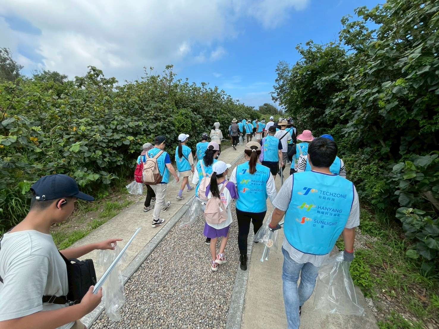 台鎔集團號召百人淨灘 草漯沙丘清出300袋海廢展現永續承諾 S__17367160