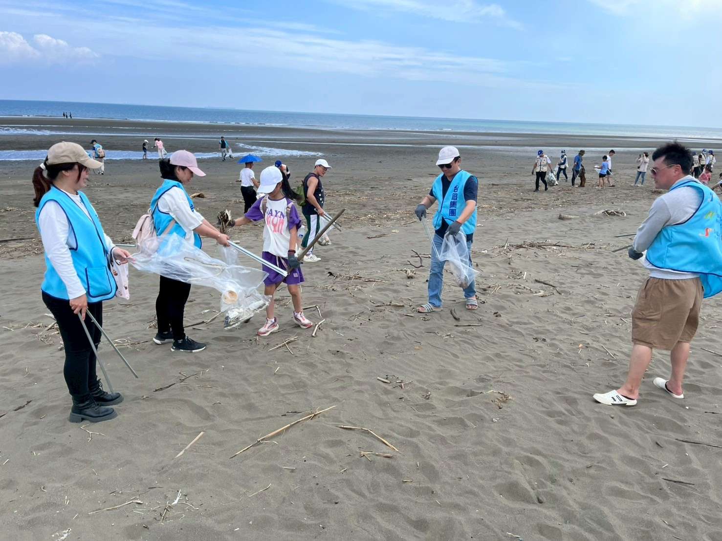 台鎔集團號召百人淨灘 草漯沙丘清出300袋海廢展現永續承諾 S__17367160