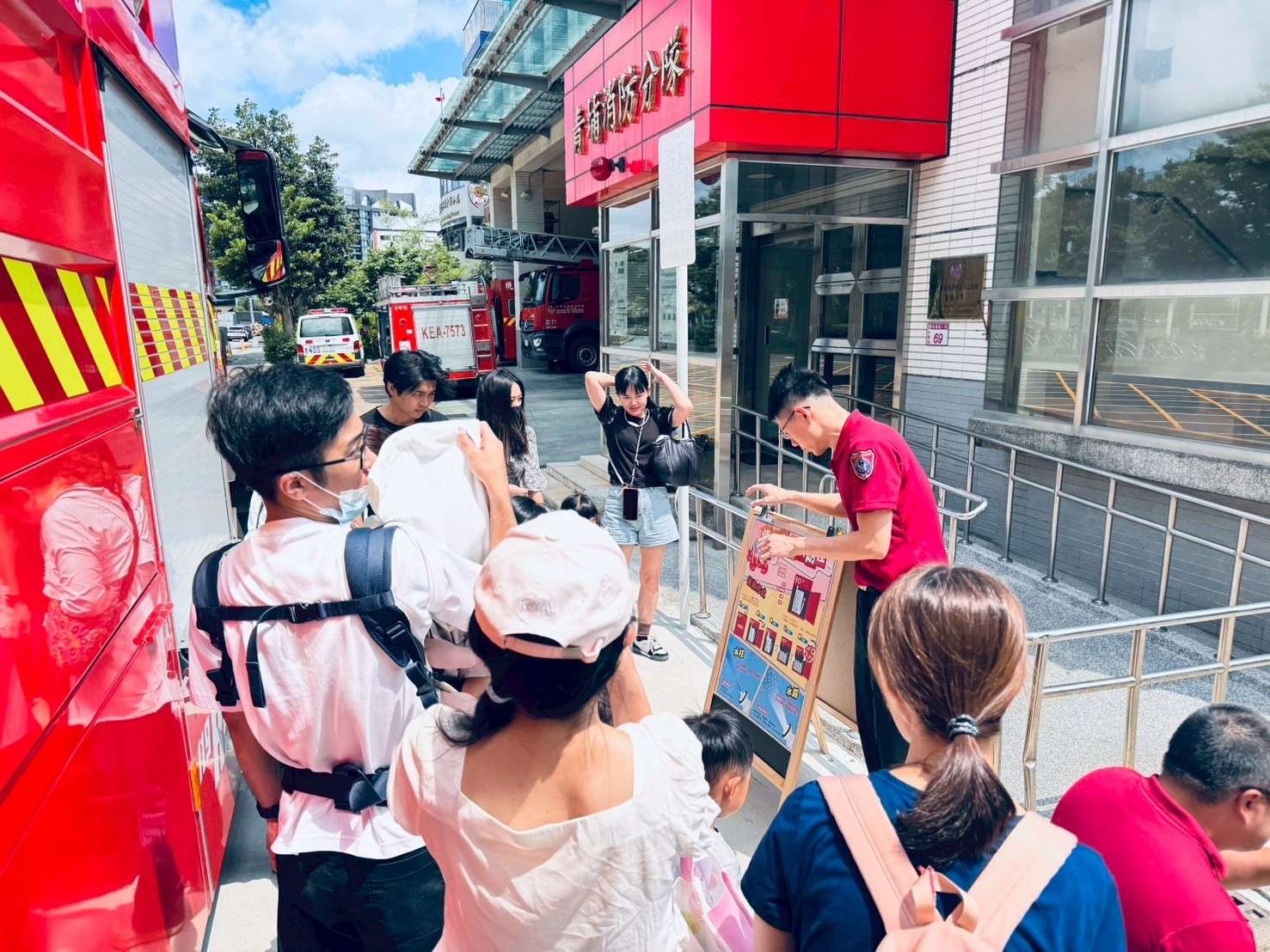 青埔小小消防員體驗營登場 變裝射水學防災樂趣多 S__17367160