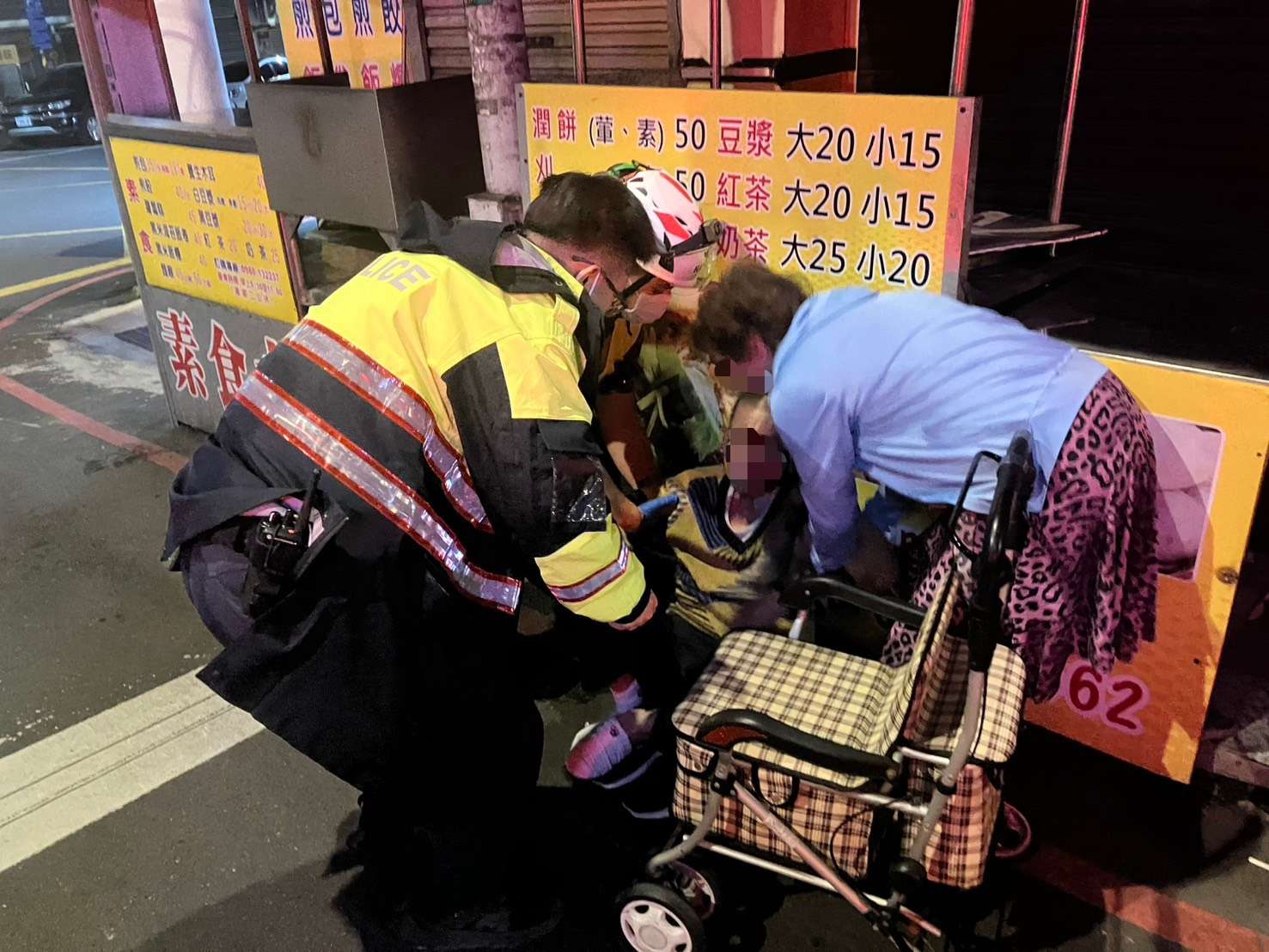 7旬老翁推車買早餐不慎跌倒 幸獲警救助平安返家 S__17367160
