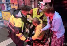 7旬老翁推車買早餐不慎跌倒 幸獲警救助平安返家