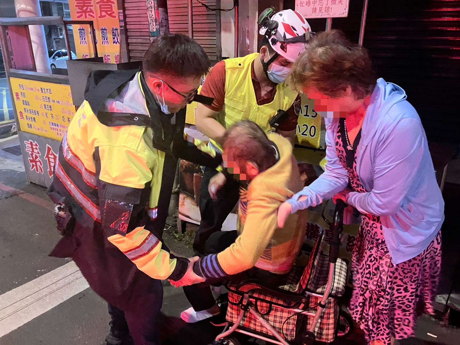7旬老翁推車買早餐不慎跌倒 幸獲警救助平安返家 S__17367160