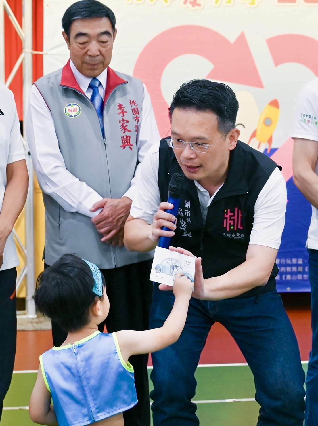 蘇俊賓引用穆希卡名言 勉勵孩童從分享玩具學習永續 S__17367160