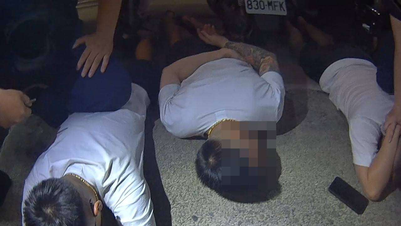桃警出動近百名警力擴大臨檢 通緝犯藏毒因違停被盯上 S__17367160