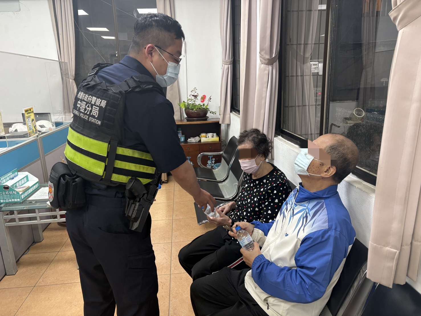 失智婦凌晨偷溜出門 老伴急向壢警求助 S__17367160
