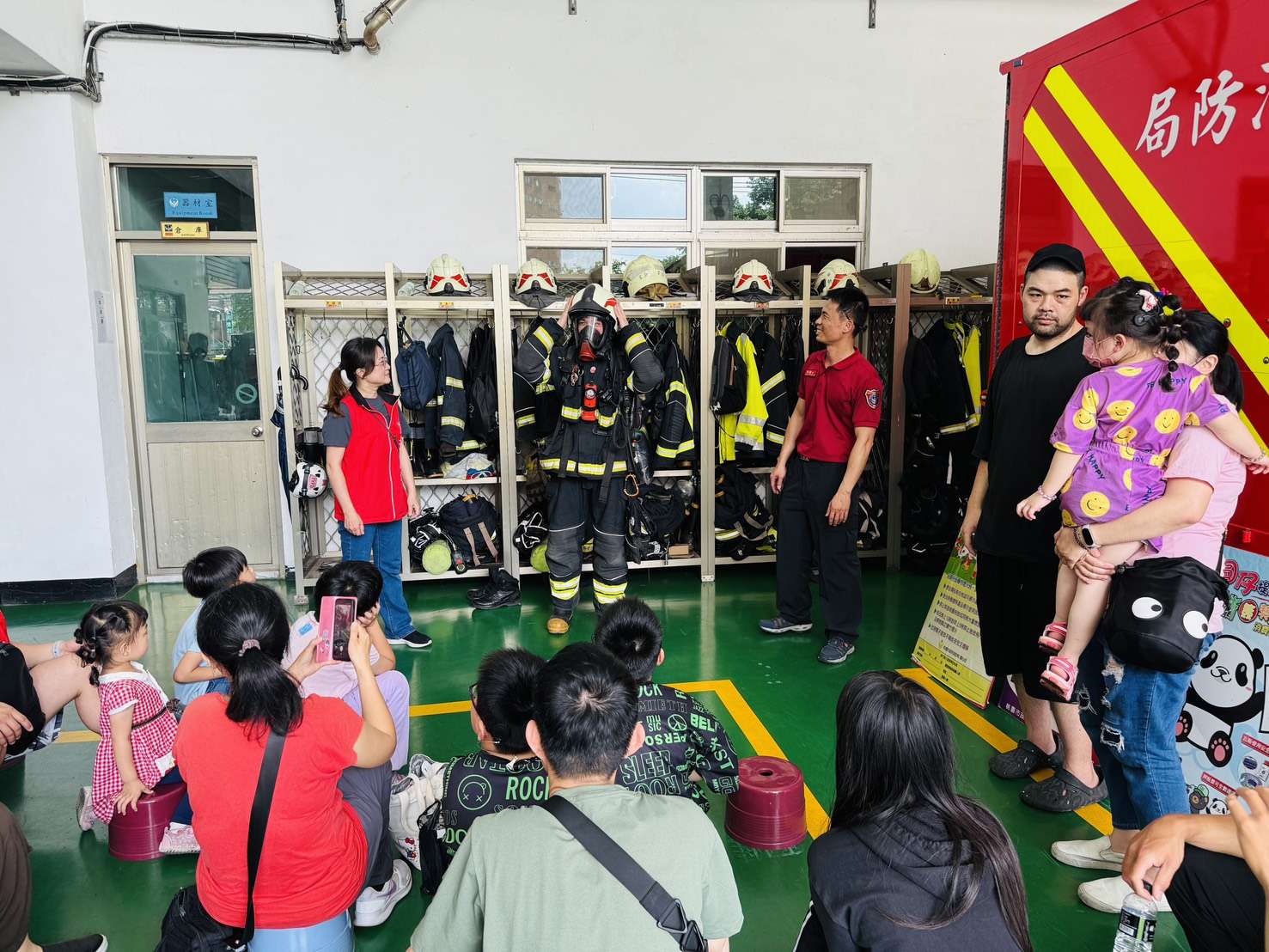 桃消華勛分隊消防體驗活動登場 搭配手語強化聽損童防災觀念 S__17367160