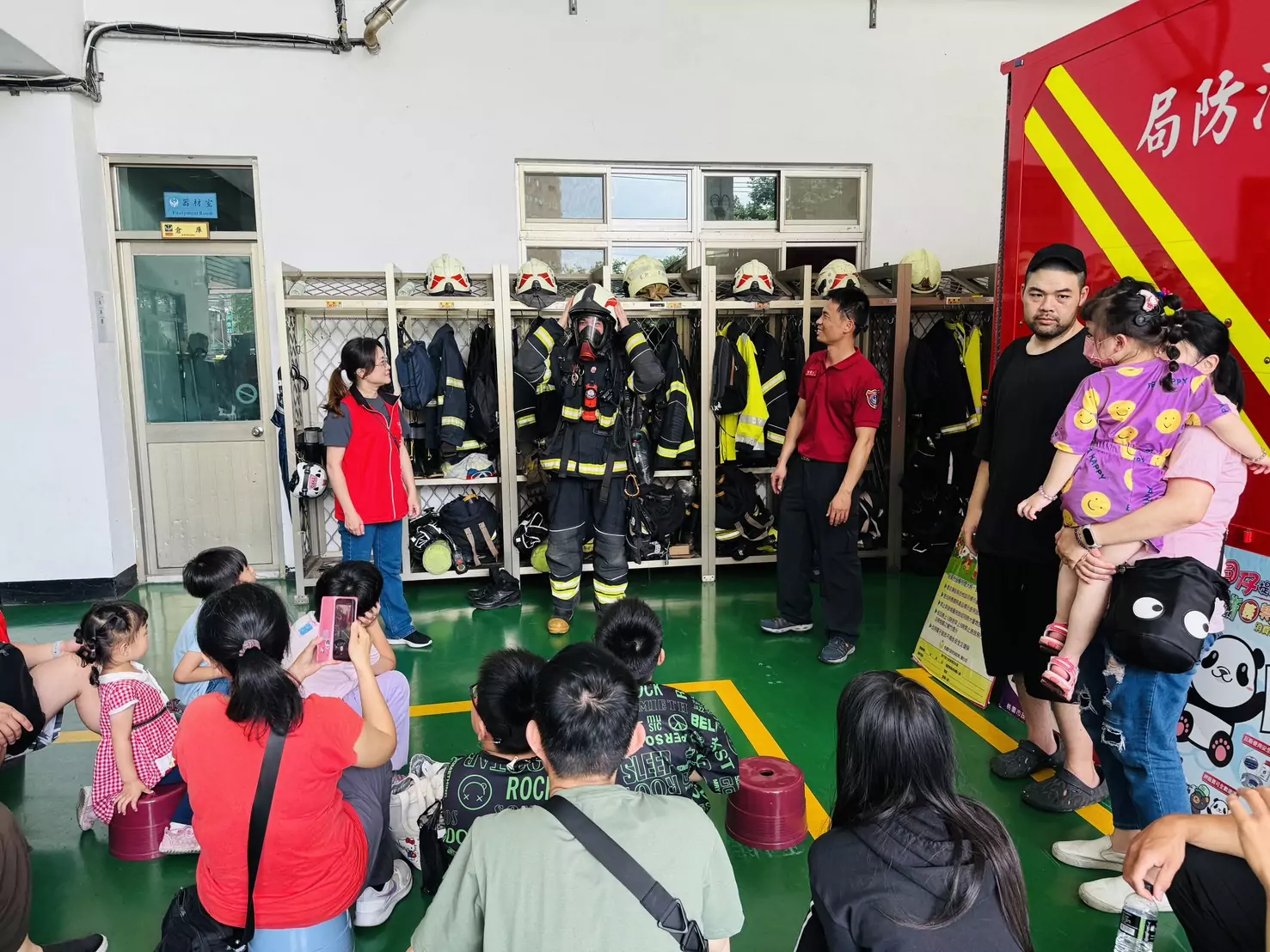 桃消華勛分隊消防體驗活動登場 搭配手語強化聽損童防災觀念 S__17367160