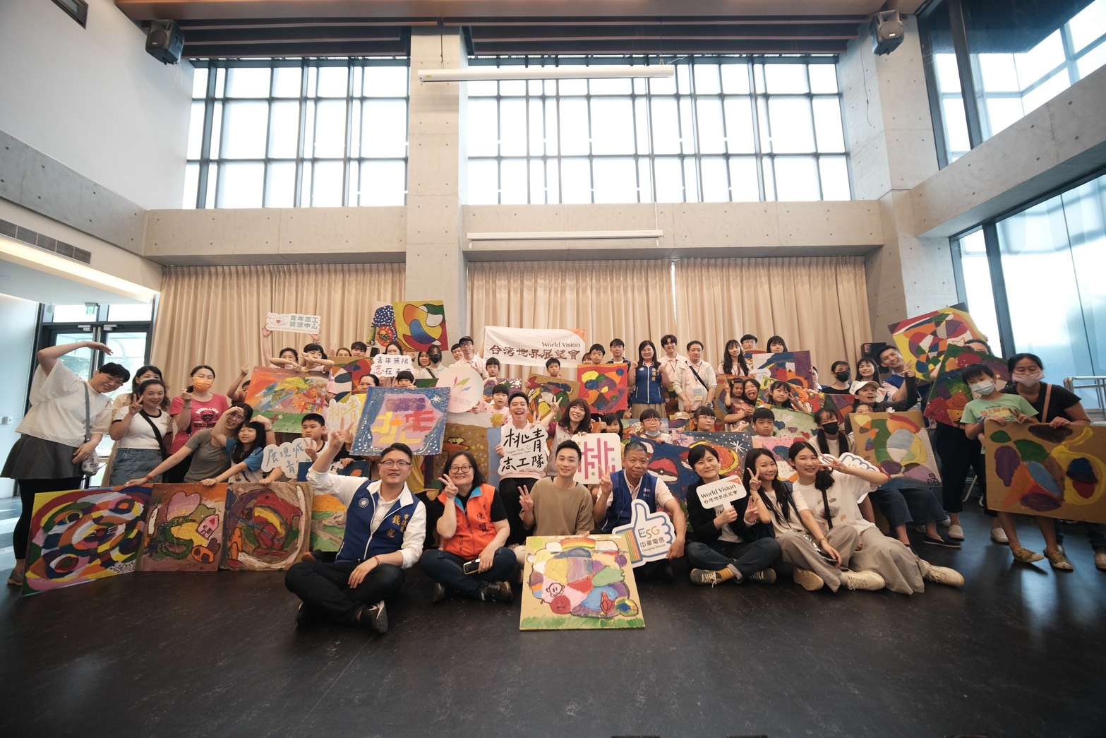 桃園青年局志工攜手世界展望會 培養孩童數位與藝術涵養 S__17367160