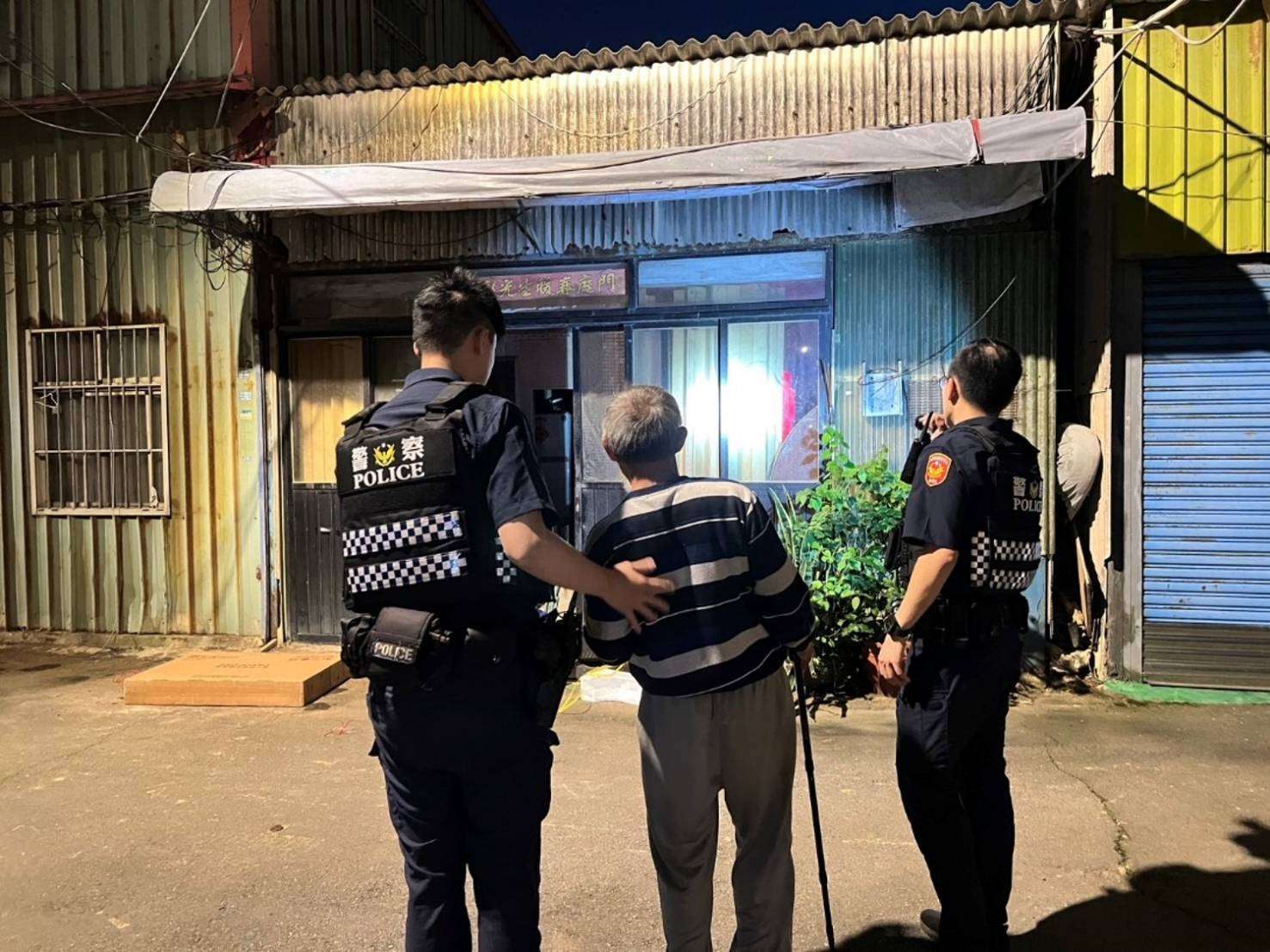 心酸!中風男出門散心卻體力不支倒地 大園暖警伸援 350771_0