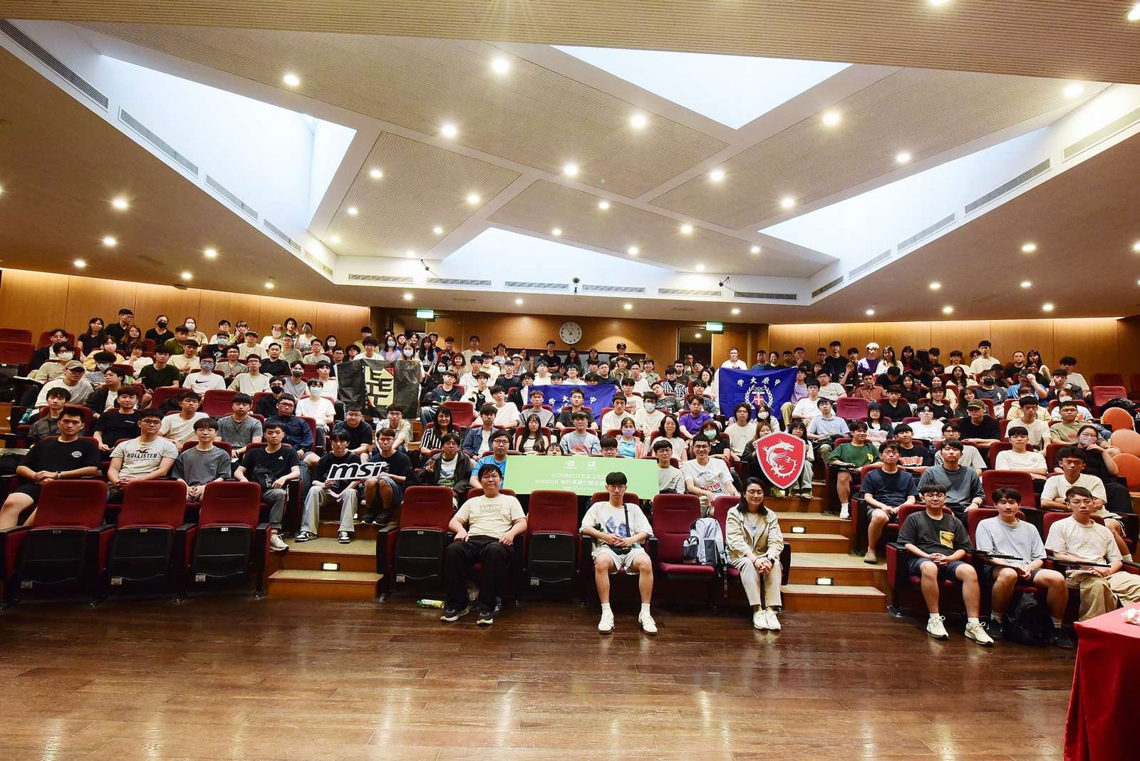黃仁勳演講登場!中原大學舉辦Watch Party 邀師生同步觀賞 01-NVIDIA執行長黃仁勳擔綱2025_COMPUTEX_TAIPEI首場主題演講,中原大學舉辦Watch_Party共襄盛舉。
