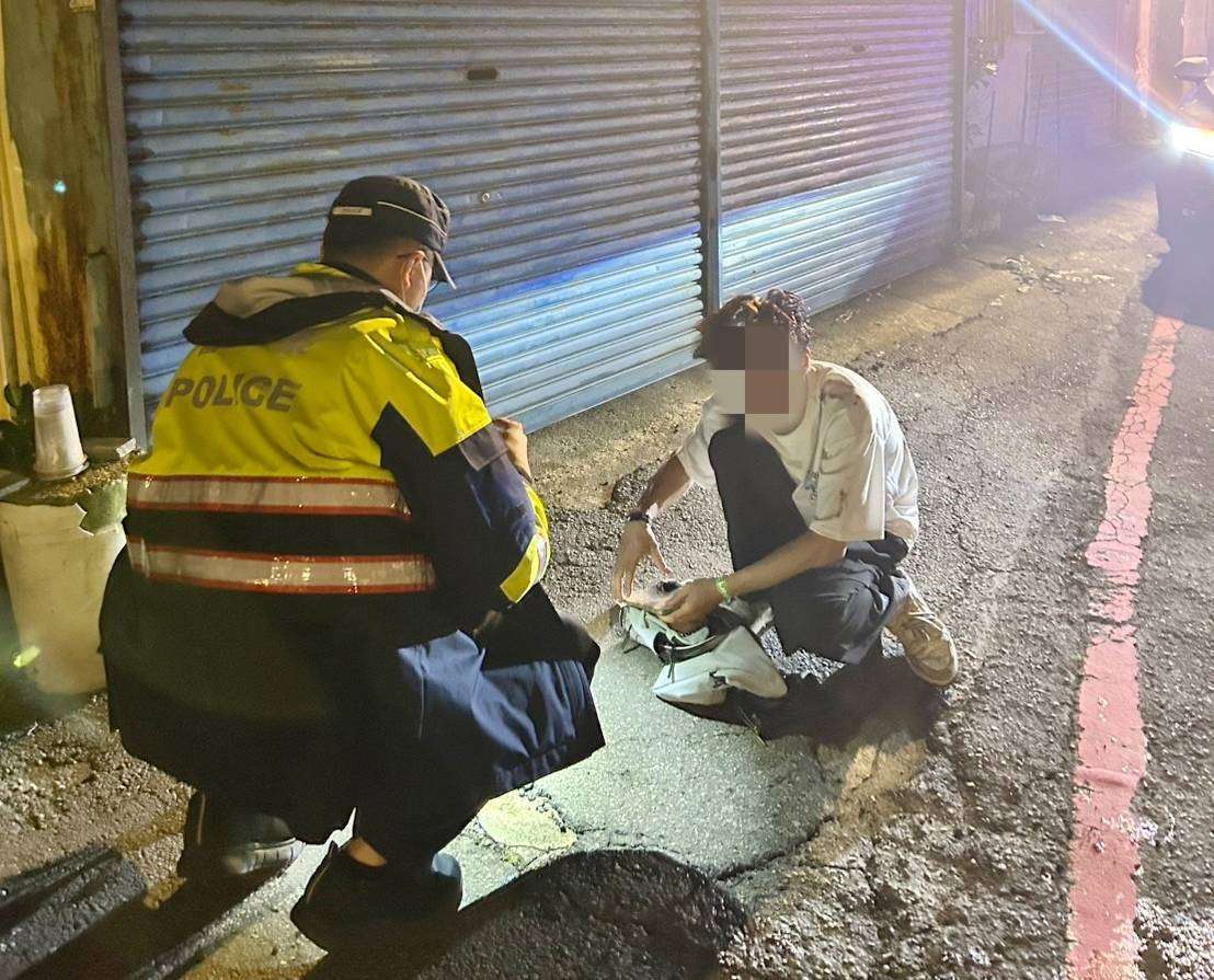 他下車吐完「小黃不見了」 大園警助酒醉男子返家 S__3973215_0_0