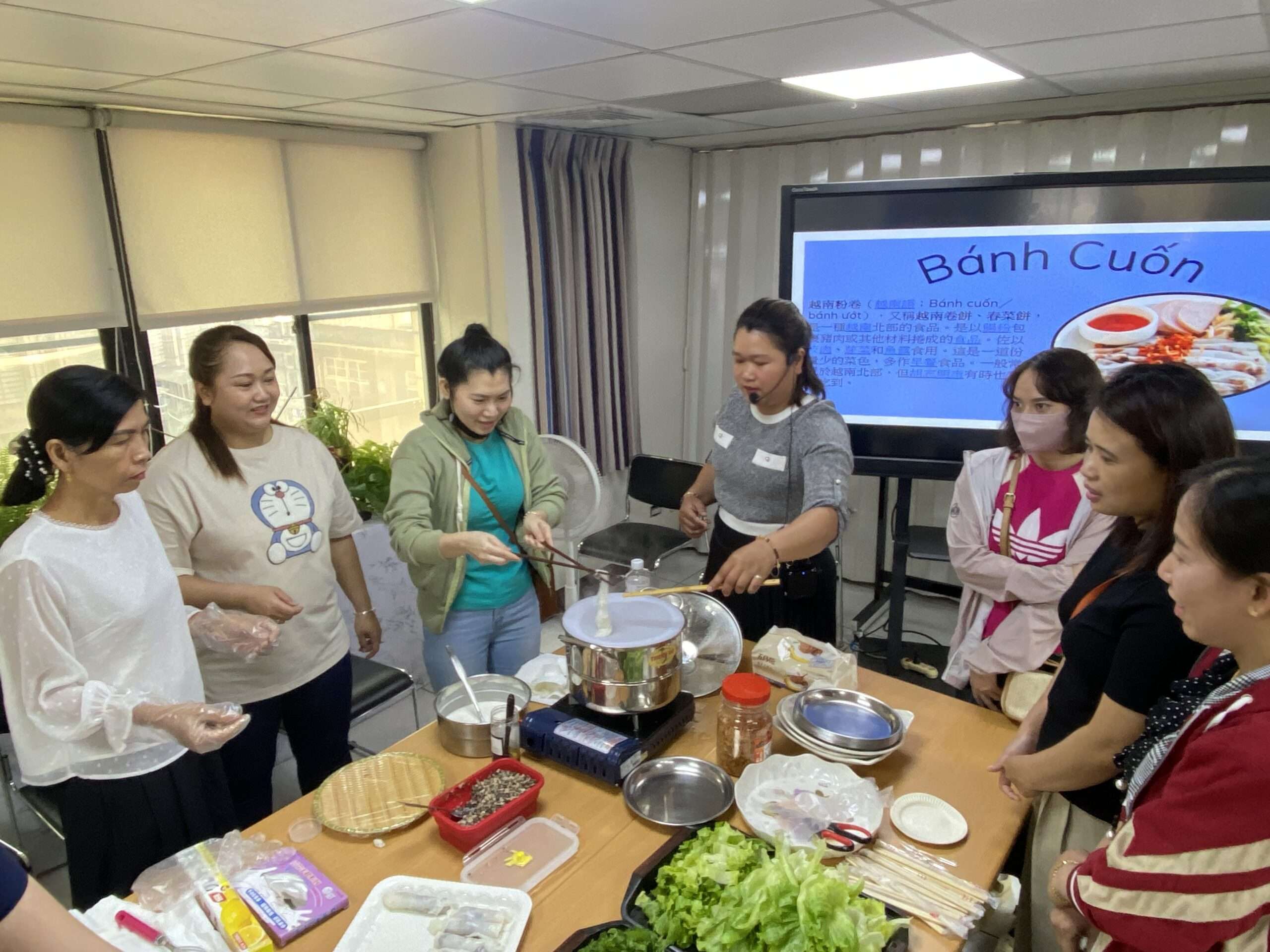移民署桃園站邀新住民製作越南粉捲 宣導非洲豬瘟防範觀念 S__3973215_0_0