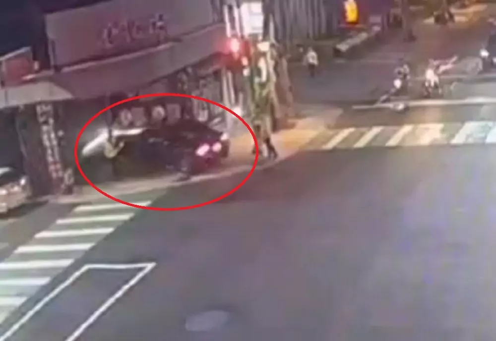 【有片】低血糖發作開車撞麵店 路人急閃瞬間曝 S__3973215_0_0