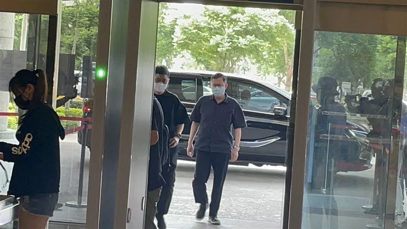 從政風雲到官司纏身!鄭文燦瘦一圈出庭應訊 關鍵錄音今成焦點 beefc0e35bbdde37b9231beb7f6d4cf3