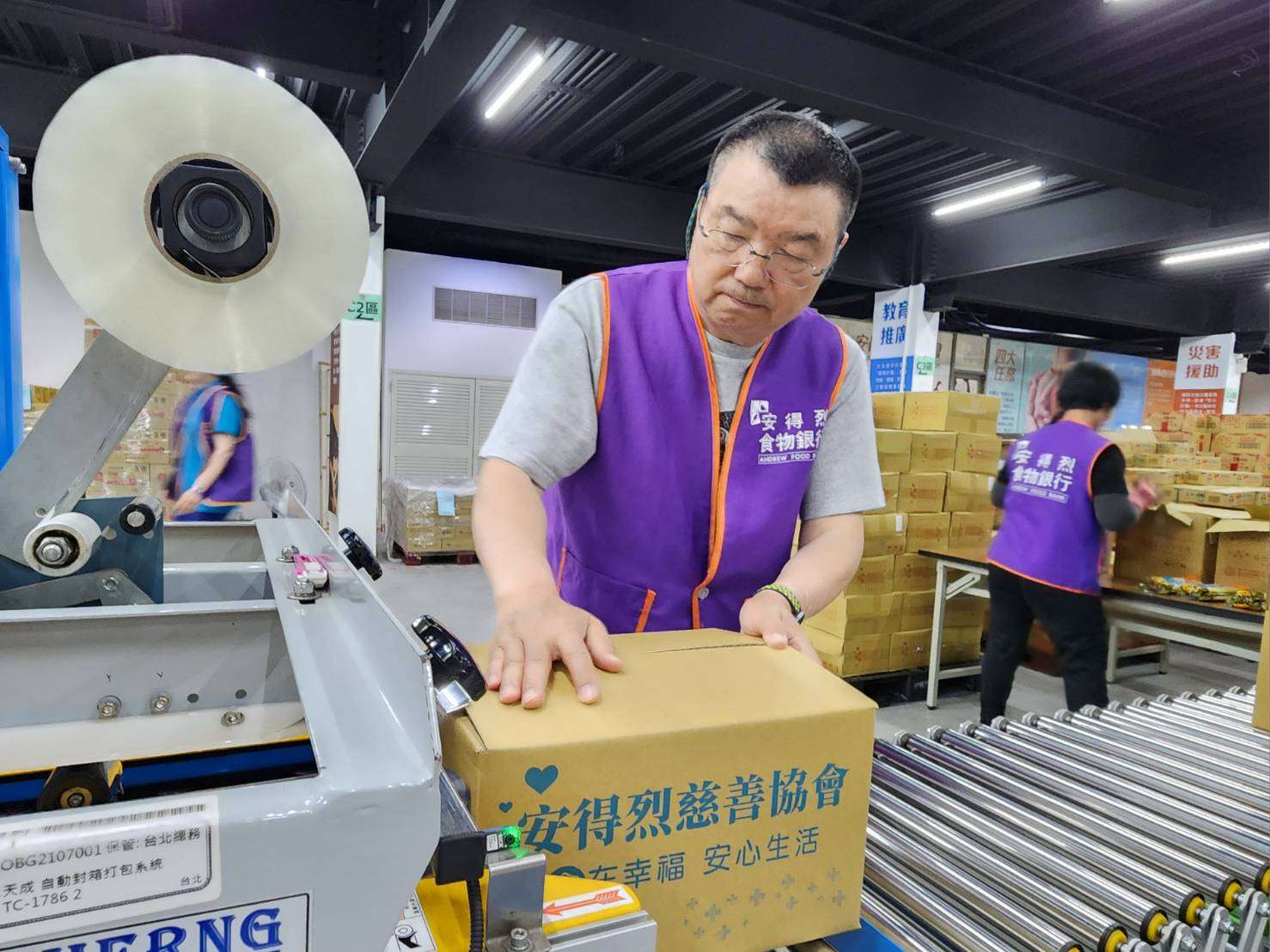 安得烈慈善協會志工包裝1200食物箱 為汛期做準備 職推課程-花藝