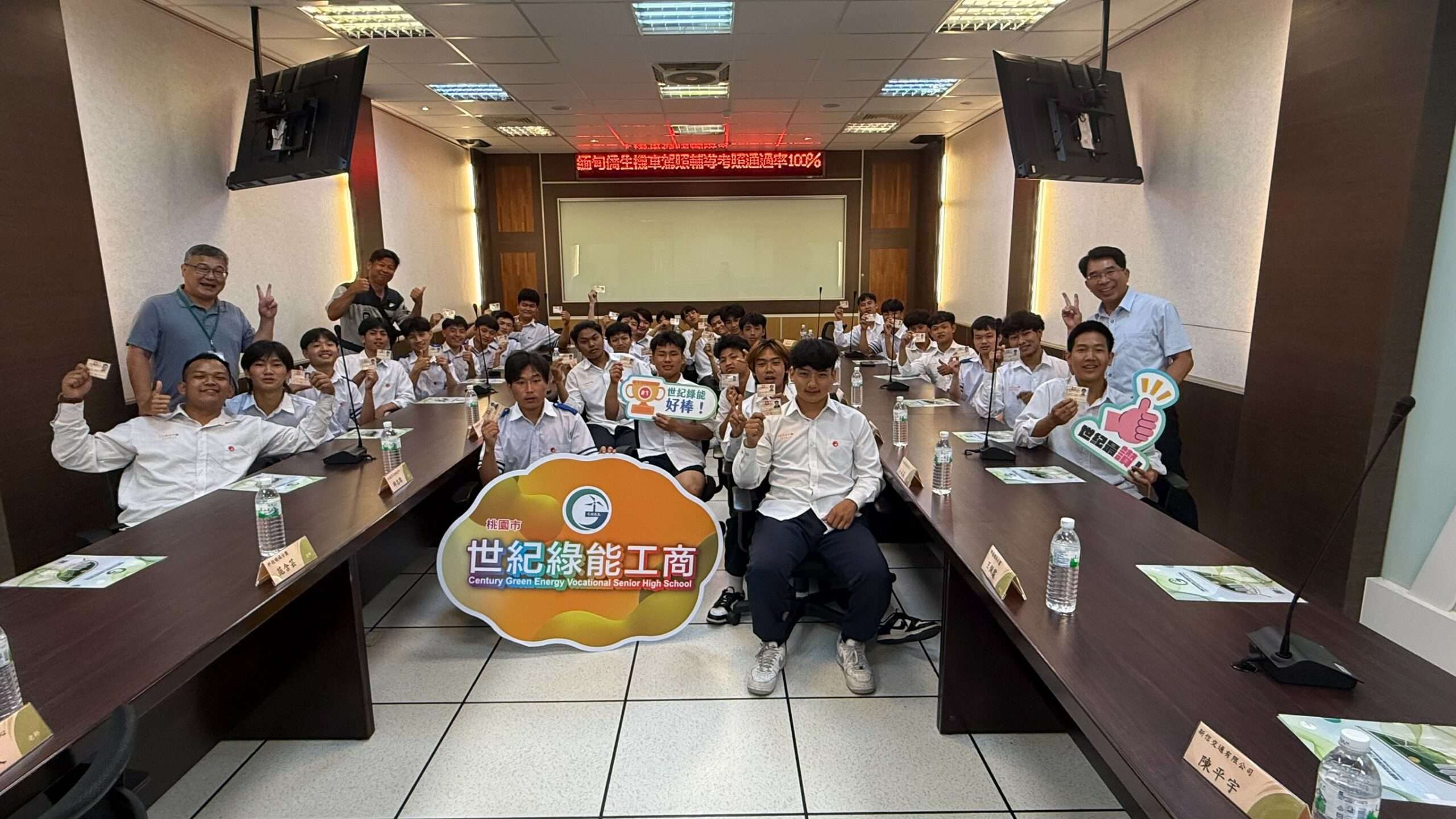 世紀綠能工商輔導30名緬甸僑生 100%通過率成功考取機車駕照 職推課程-花藝