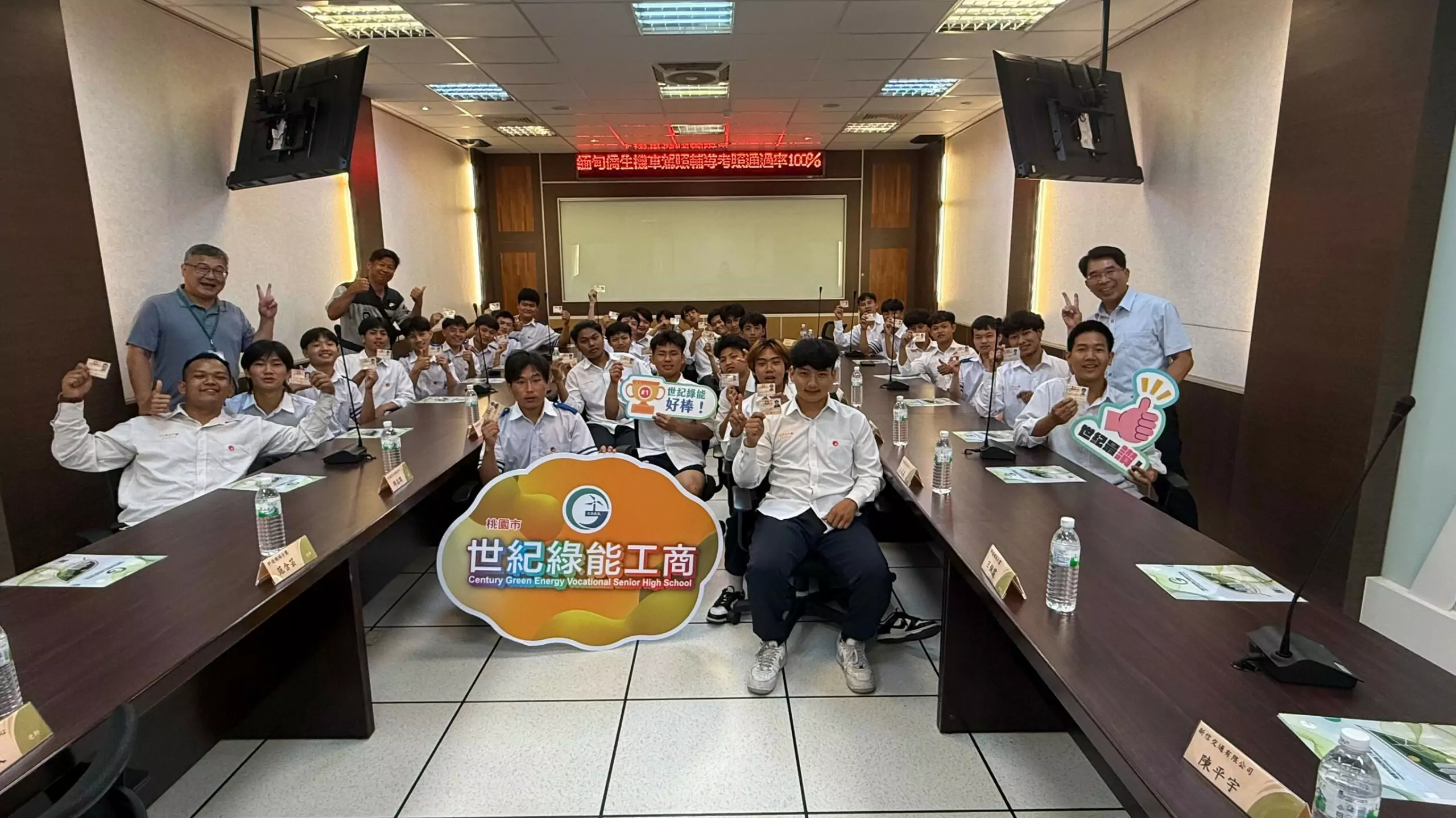 世紀綠能工商輔導30名緬甸僑生 100%通過率成功考取機車駕照 職推課程-花藝
