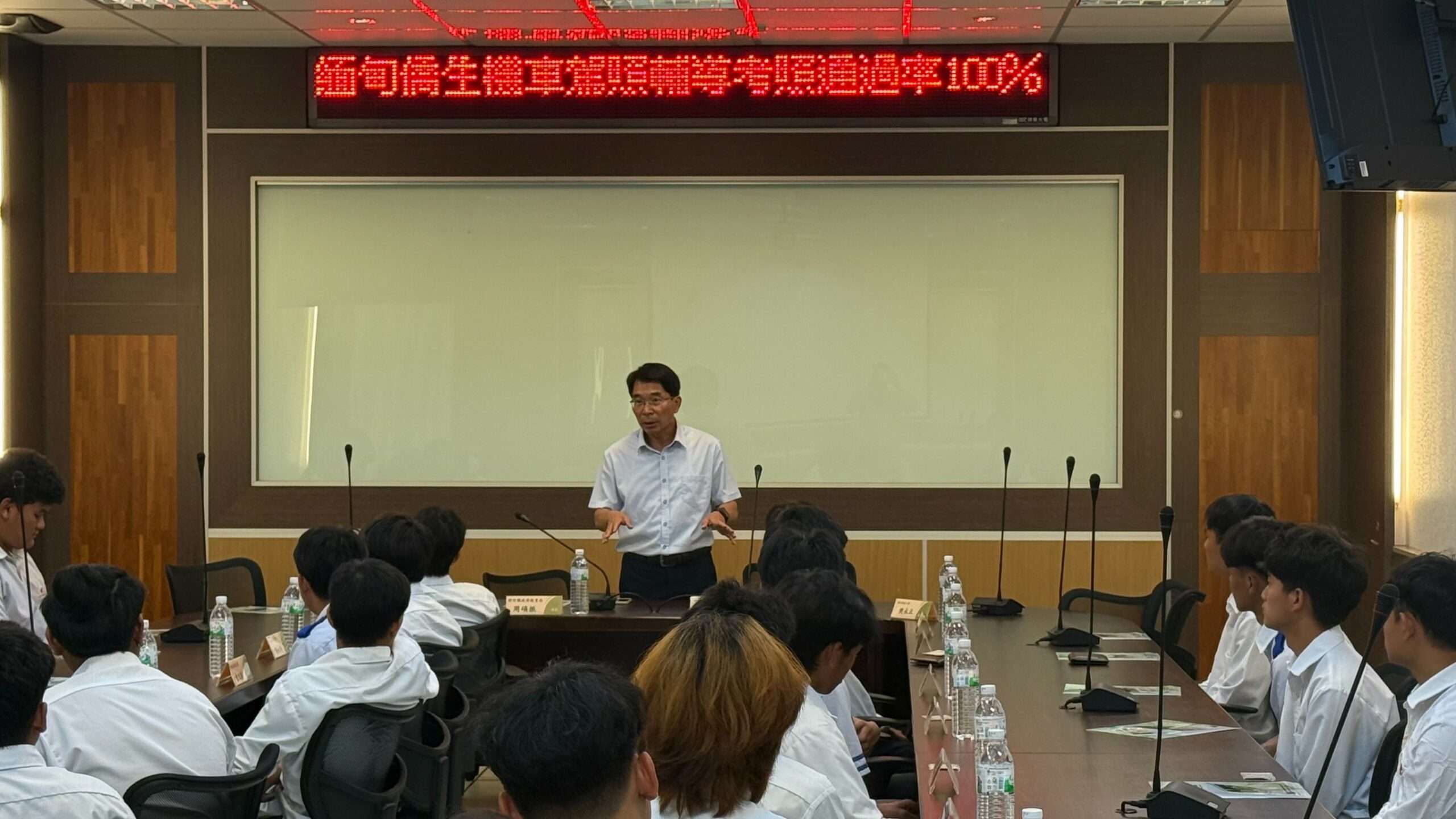 世紀綠能工商輔導30名緬甸僑生 100%通過率成功考取機車駕照 職推課程-花藝