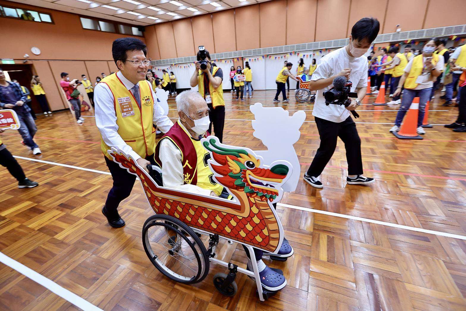 華山基金會邀長輩參與運動會 活力健康迎端午 職推課程-花藝