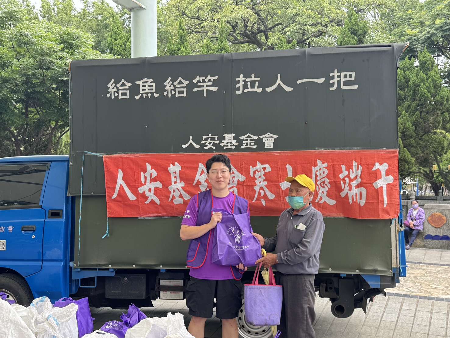 寒士不孤單!中壢平安站端午送暖 千千愛粽香飄街頭 職推課程-花藝