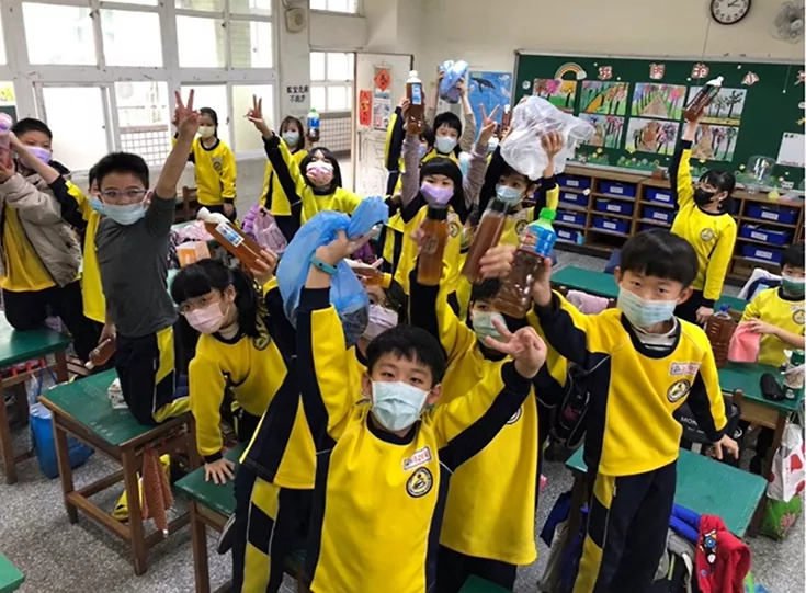 桃園自強國小環境教育融入日常 學童自製橘子皮清潔酵素 桃園自強國小環境教育融入日常 學童自製橘子皮清潔酵素