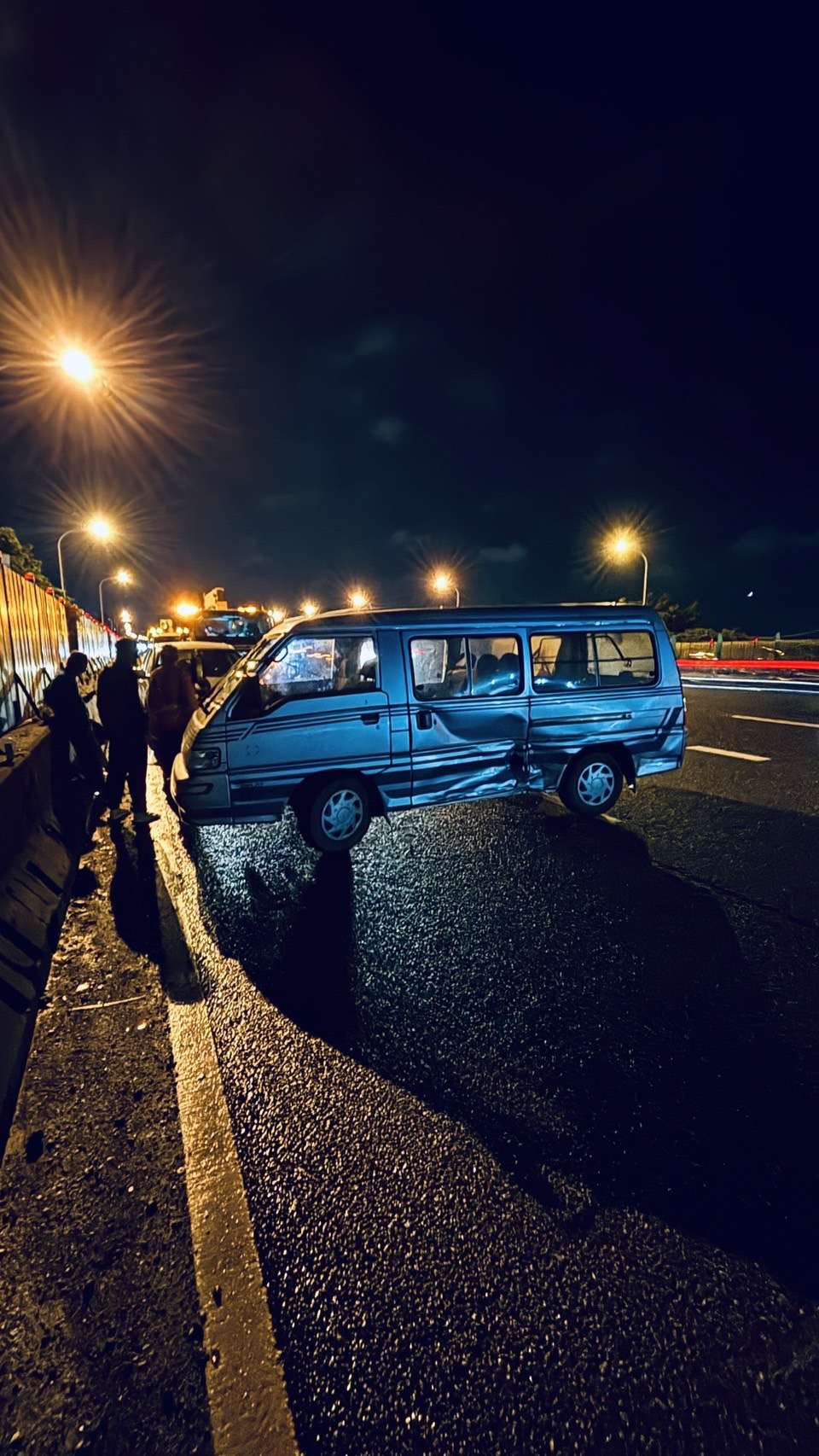 疑變換車道不當!小客車失控「內側滑到最外側」慘撞 職推課程-花藝