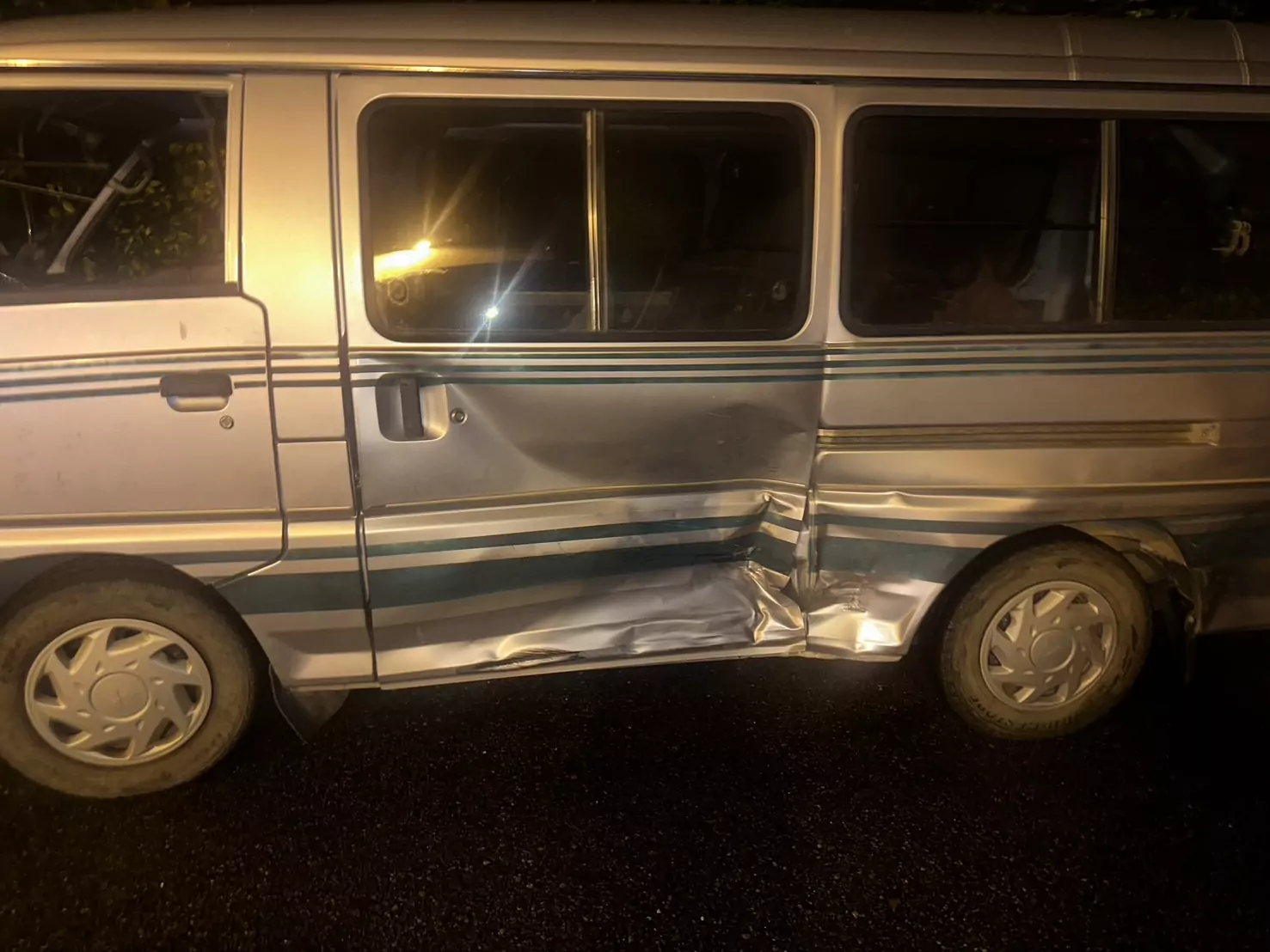 疑變換車道不當!小客車失控「內側滑到最外側」慘撞 疑變換車道不當!小客車失控「內側滑到最外側」慘撞