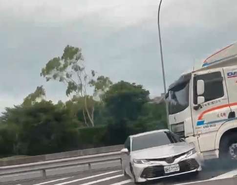 國1半聯結車變換車道釀禍!轎車慘遭「推著走」 職推課程-花藝