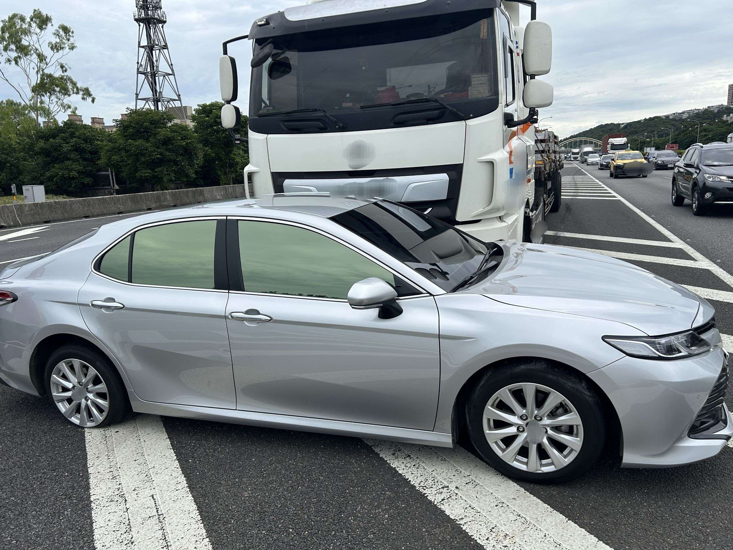 國1半聯結車變換車道釀禍!轎車慘遭「推著走」 職推課程-花藝