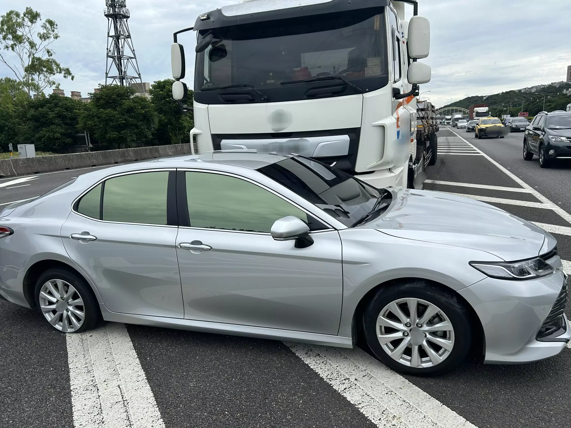 國1半聯結車變換車道釀禍!轎車慘遭「推著走」 國1半聯結車變換車道釀禍!轎車慘遭「推著走」