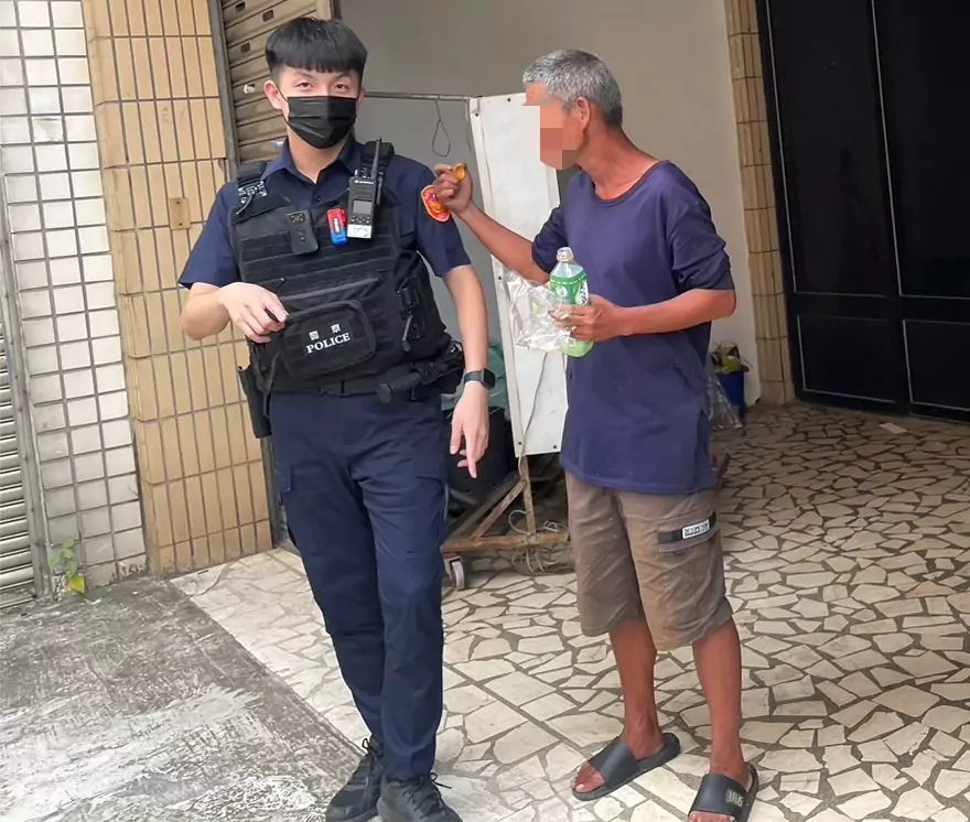 失智翁路邊徘徊 楊梅警及時伸援 失智翁路邊徘徊 楊梅警及時伸援