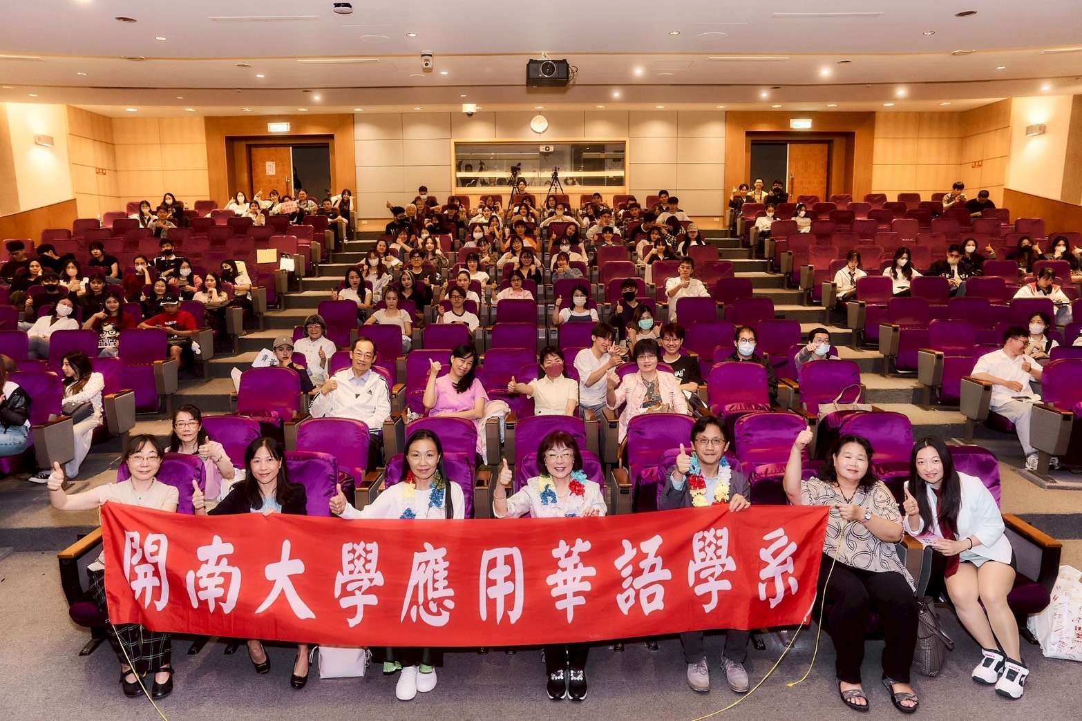 開南大學應華系外籍生自編自演畢業戲劇 精彩演出感動觀眾 img 1748486017 9901