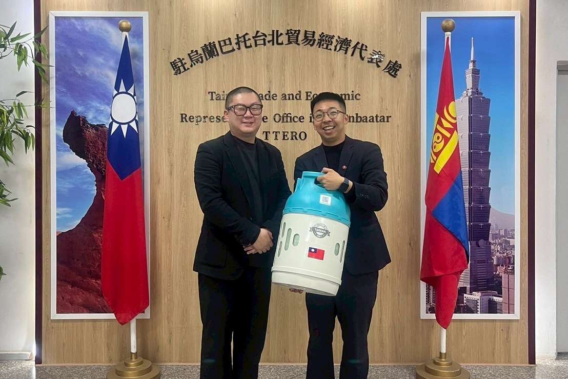 國產複材瓦斯桶的突圍之路 2|解缺工、拚量產 德宇直攻複材技術天花板 為了替國產複材桶找活路,德宇只能帶著產品遠赴蒙古,要將產品推銷到國際上。圖為林孝威在駐烏蘭巴托貿易經濟代表處的合照