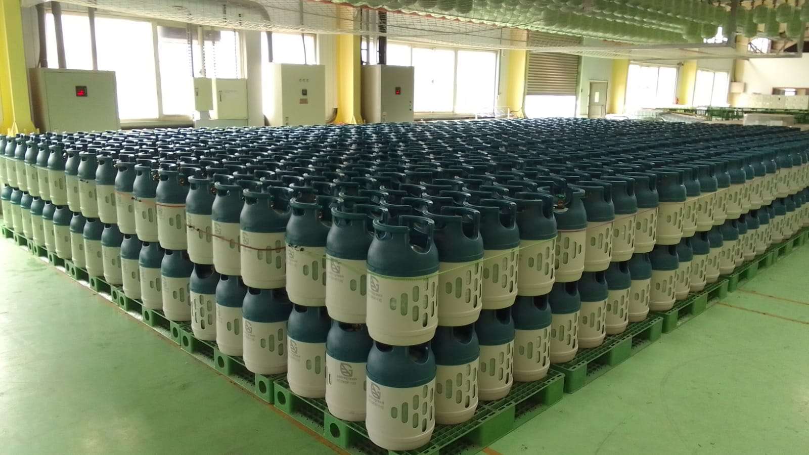 國產複材瓦斯桶的突圍之路 2|解缺工、拚量產 德宇直攻複材技術天花板 德宇複材生產的複合材料瓦斯桶擺滿倉庫準備出貨
