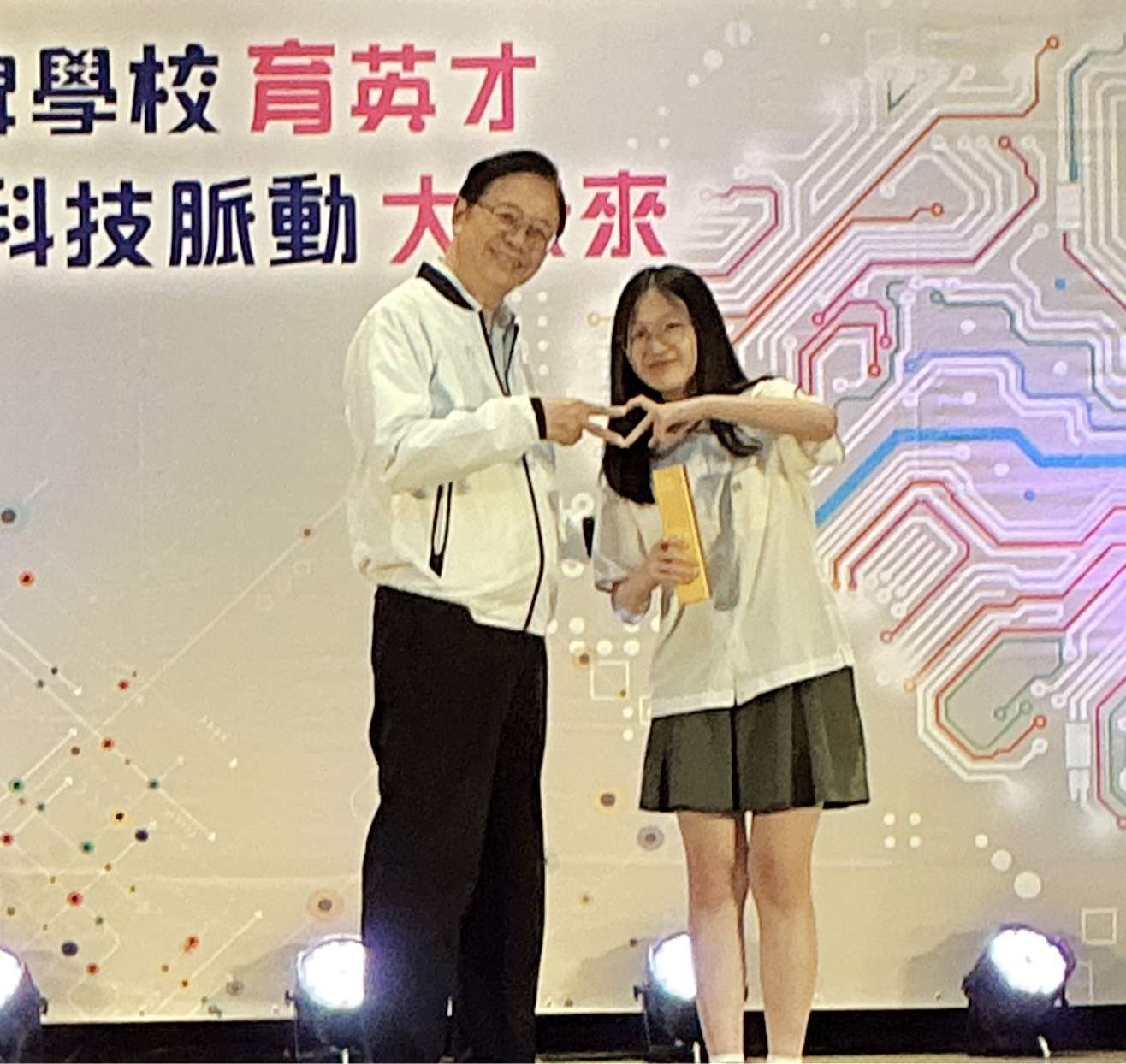 張善政頒發國高中職市長獎 勉勵學生未來大放異彩 S__10272861