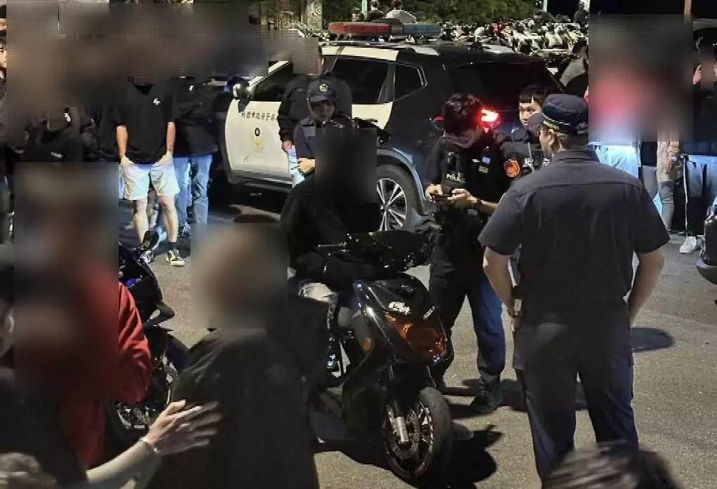 【有片】無照男深夜闖大古山 噪音車遭警當場扣管開罰 637524