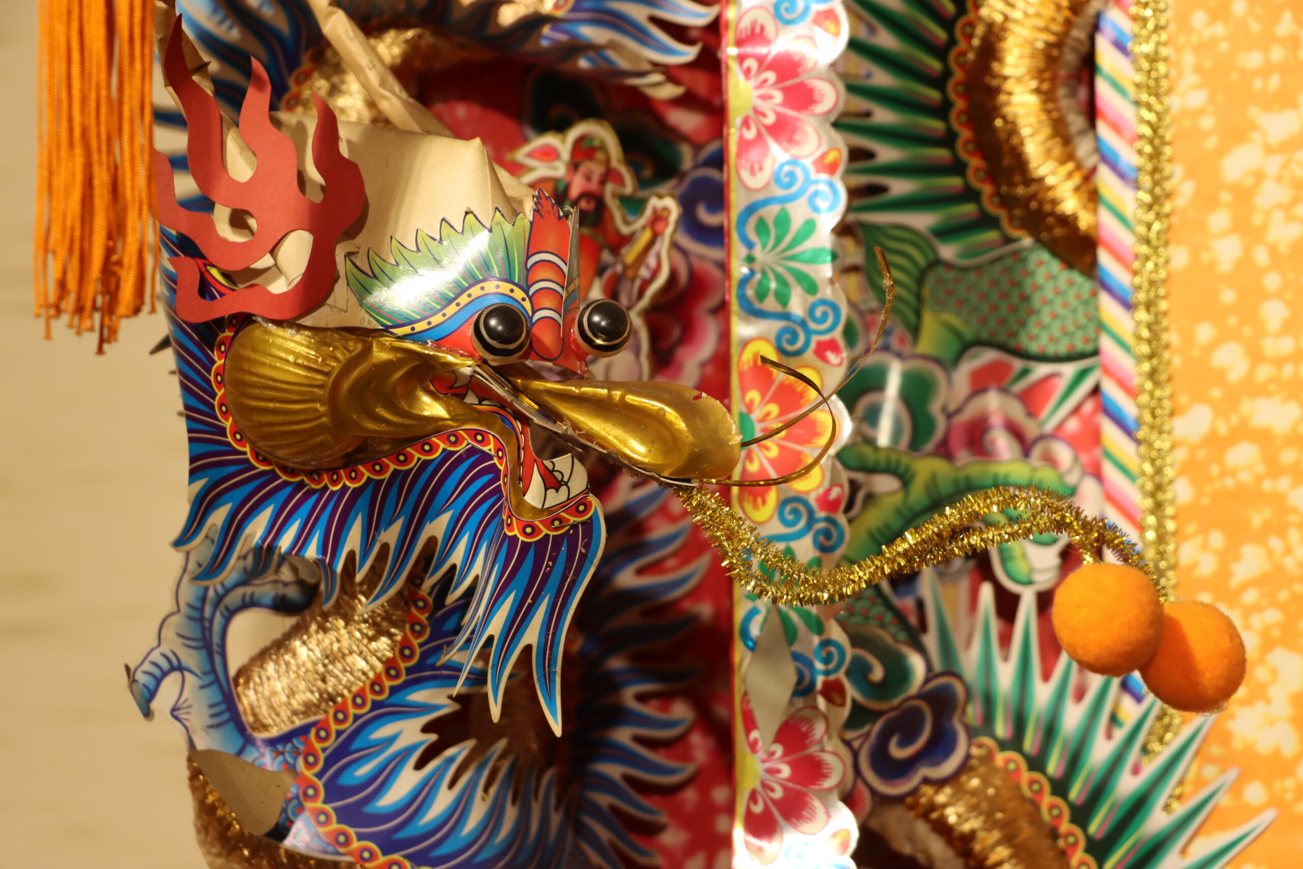 桃園土地公文化館「神來了」特展即起至7/27登場 感受神級工藝之美 《神來了—遶境前鋒陣工藝特展》糊紙工藝展區 大溪鳳山寺廣澤宮糊紙路關牌 0 scaled