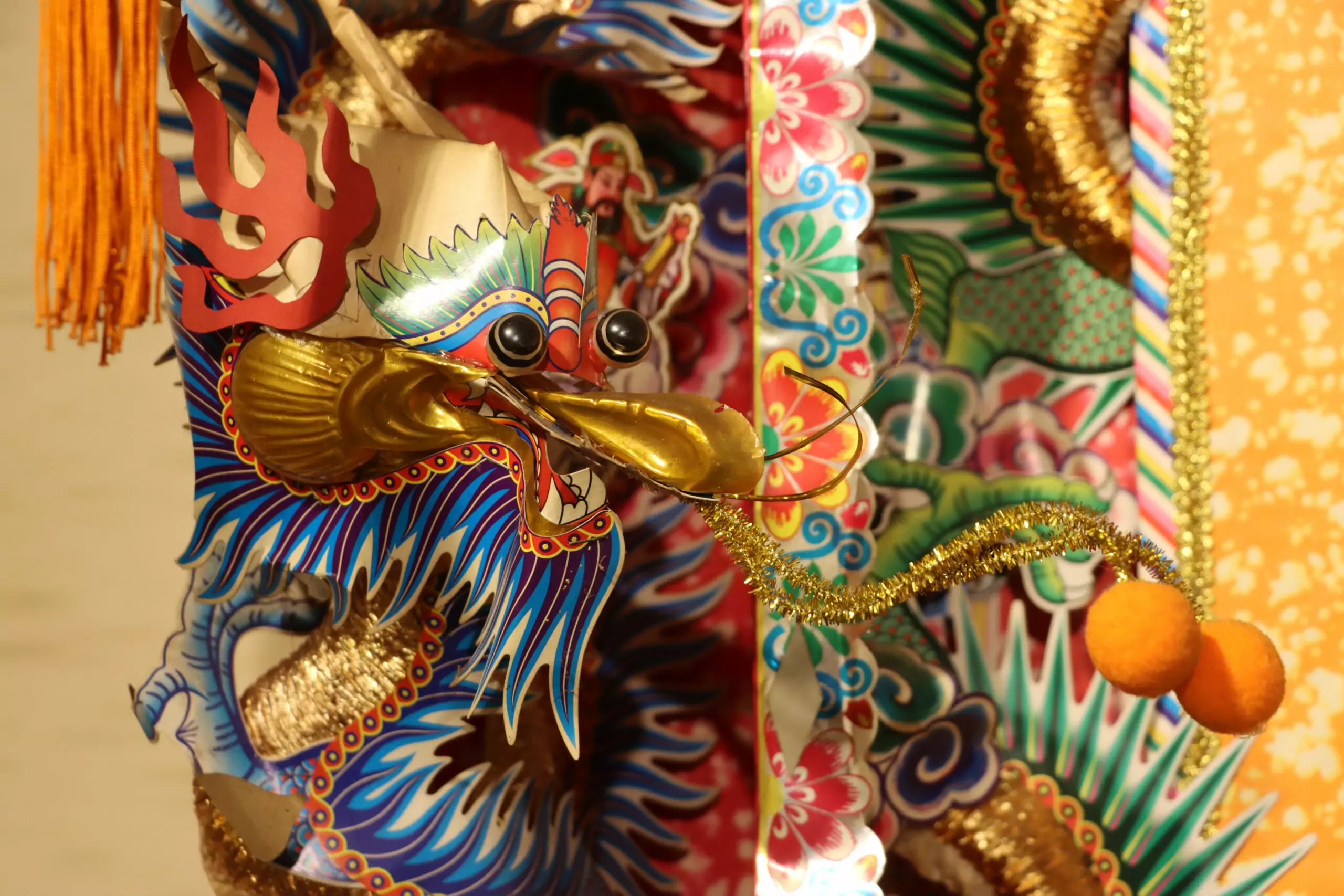 《神來了—遶境前鋒陣工藝特展》糊紙工藝展區 大溪鳳山寺廣澤宮糊紙路關牌 0 scaled