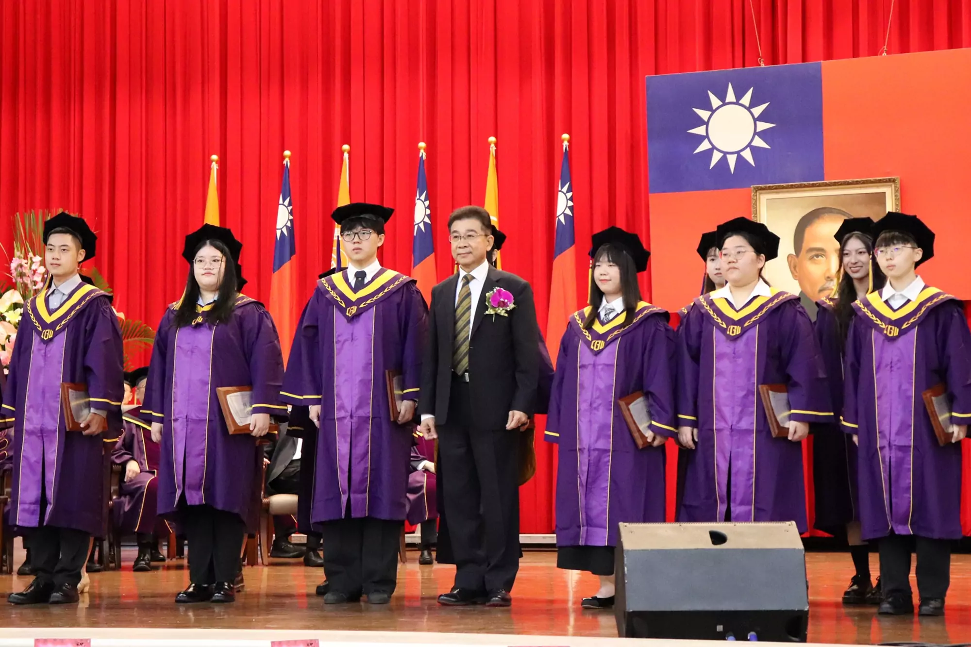 雨天不減典禮熱情 長庚大學畢業生拋帽歡慶新起點 圖2