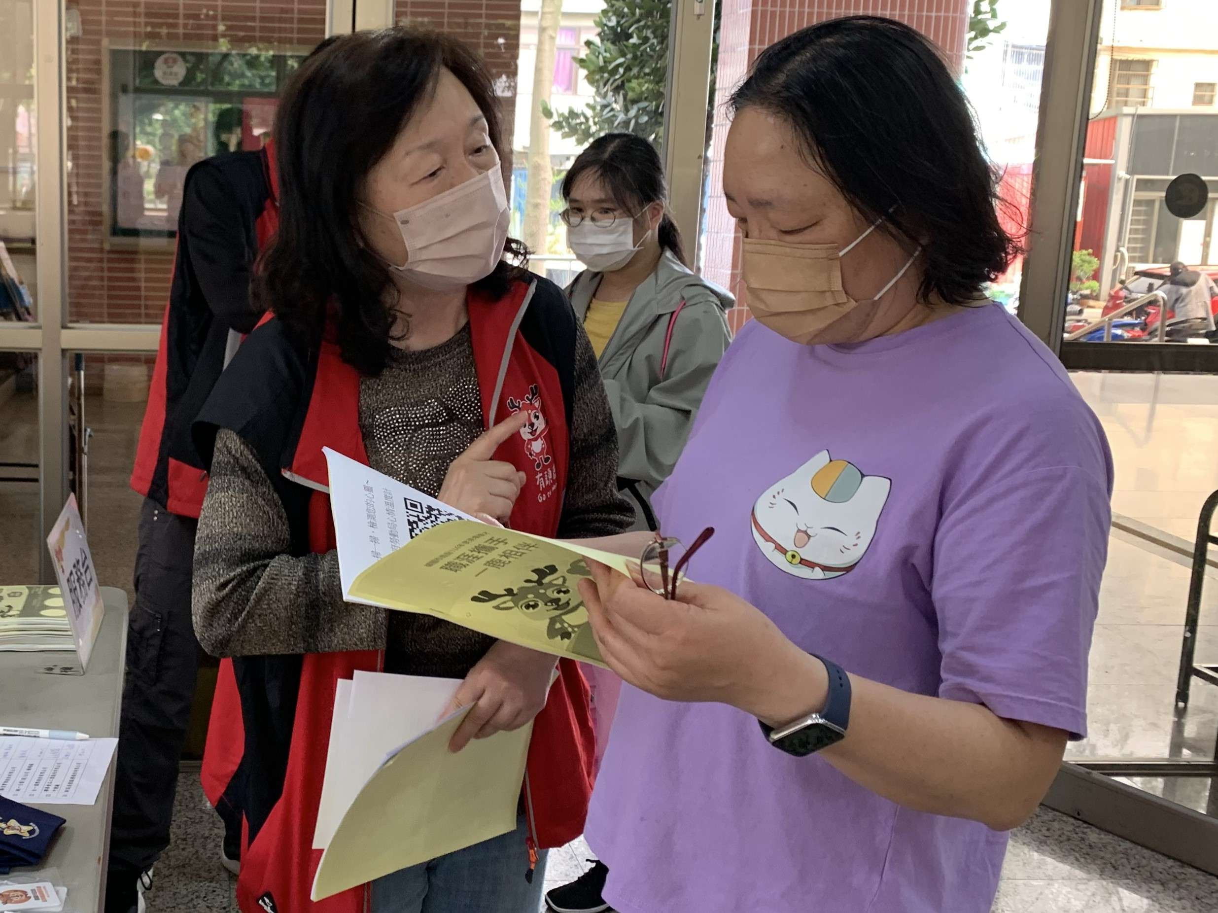 照片1：徵才活動中向民眾說明各項職缺 0