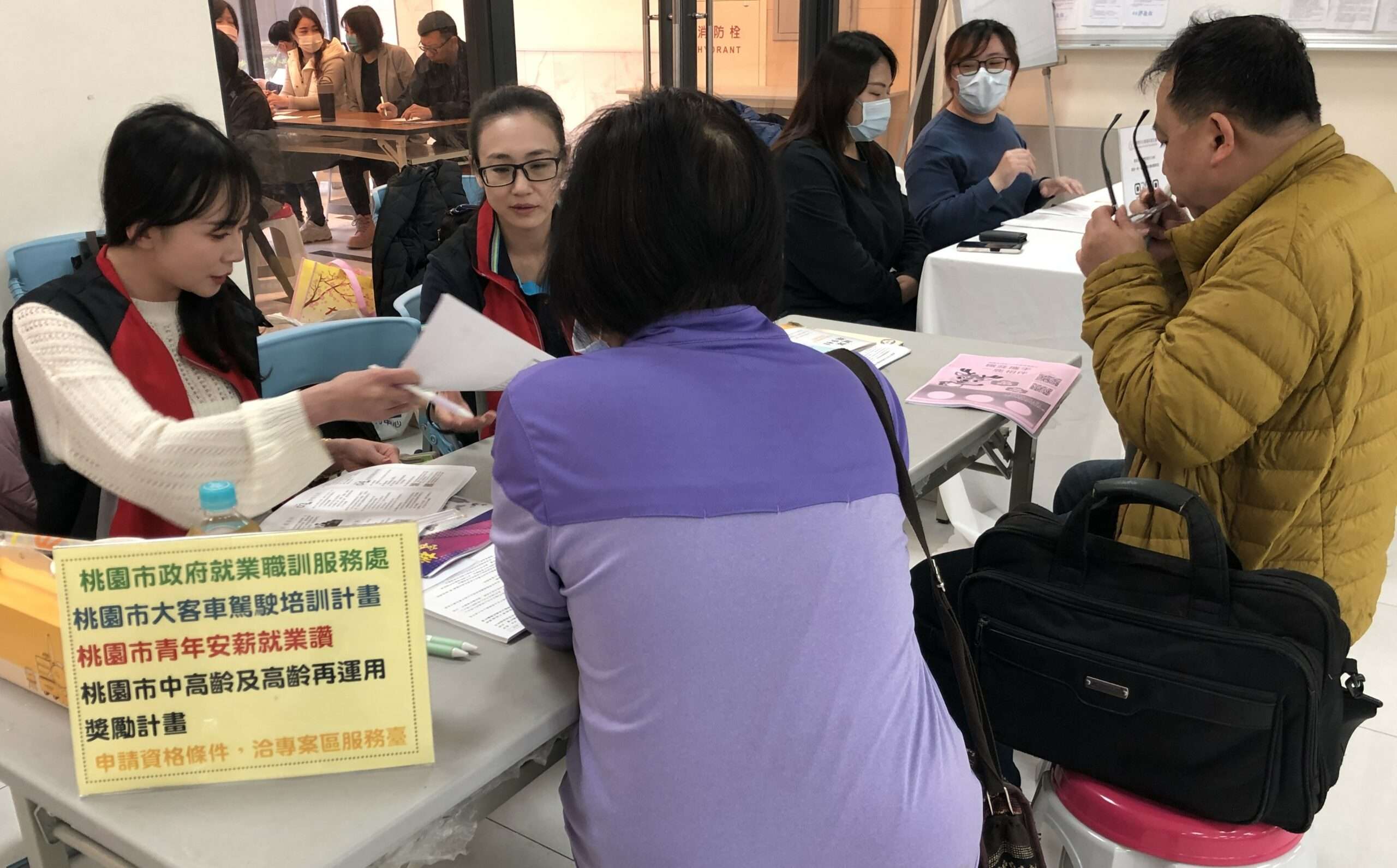 照片3：於徵才活動中向民眾說明中高高津貼方案 0 scaled