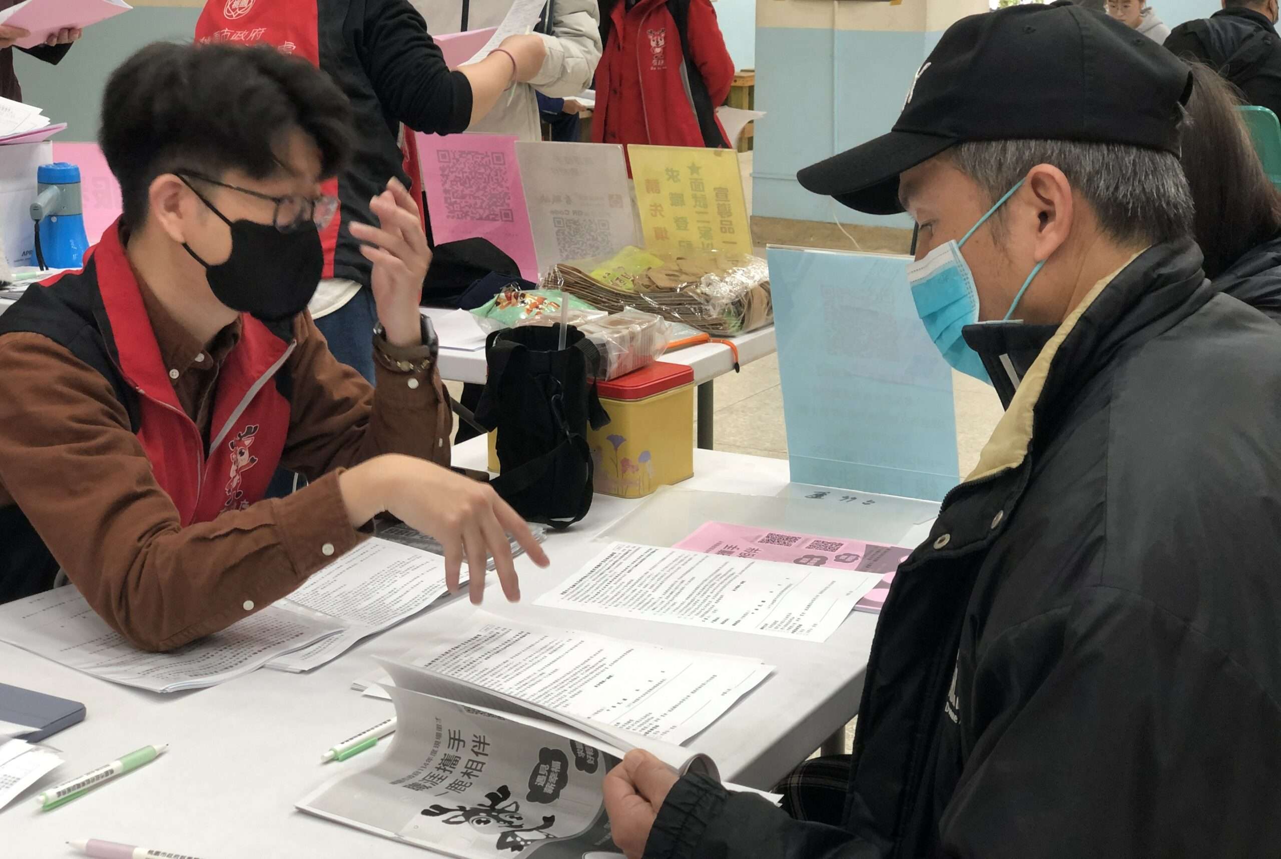 照片4：於徵才活動中向民眾說明中高高津貼方案 0 scaled